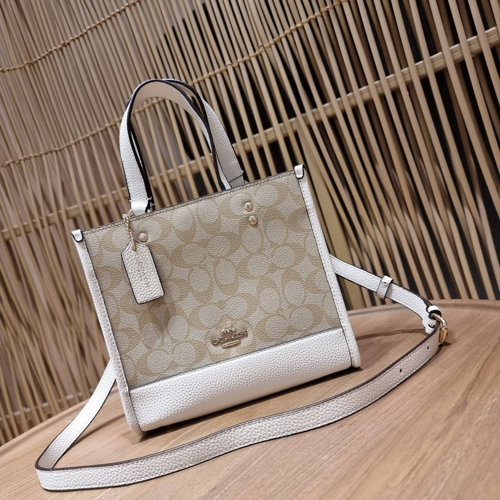 OUTLET 】COACH C5122 DEMPSEY TOTE 22 IN SIGNATURE CANVAS แรงดี กระหน่ำยอดสั่งซื้อมากจ้าแม่!! กระเป๋าทรงโท้ท 22 ที่ขนาดน่ารักน่าใช้มากๆ สาวๆถูกอกถูกใจกันนับไม่ถ้วน!! ฟังก์ชั่นการใช้งานสะดวกที่สุด มีทั้งสายคล้องในตัว และสายครอสบอดี้ ดีไซน์คลาสสิคเรียบหรู วัส