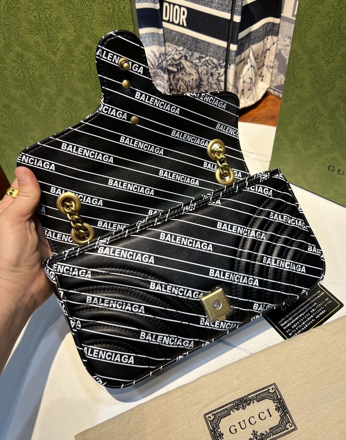 หนังแท้ GUCCI The Hacker Project small GG Marmont bag Balenciaga print leather คอลเลคชั่นผสมผสานเอกลักษณ์ความหรูของ 2 แบรนด์ดัง ที่ยอดขายดีตั้งแต่วันแรกที่ลง shop ด้วยรูปทรงที่กะทัดรัด ตอบโจทย์ได้ทุกลุค ทุกไลฟ์สไตล์ ใช้งานได้ง่ายคล่องตัว เรียกได้ว่าใครไม่