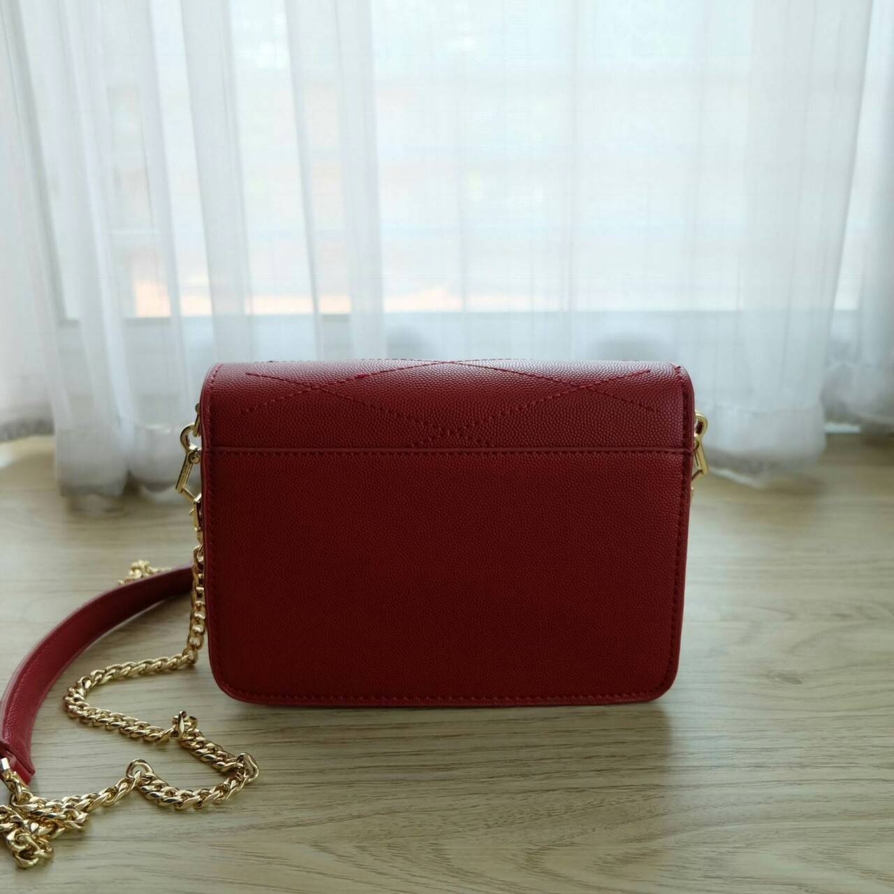 Charles & Keith Front Flap Crossbody Bag กระเป๋าสะพาย อยู่ทรง ขนาดกำลังดี วัสดุหนังลายคาเวียร์ ด้านในแบ่งเป็น 3 ช่องใหญ่ แยกเก็บของได้เป็นสัดส่วนค่ะ สายสะพายแบบโซ่ยาว 119 cm มีหนังรองบ่า สามารถถอดได้ค่ะ