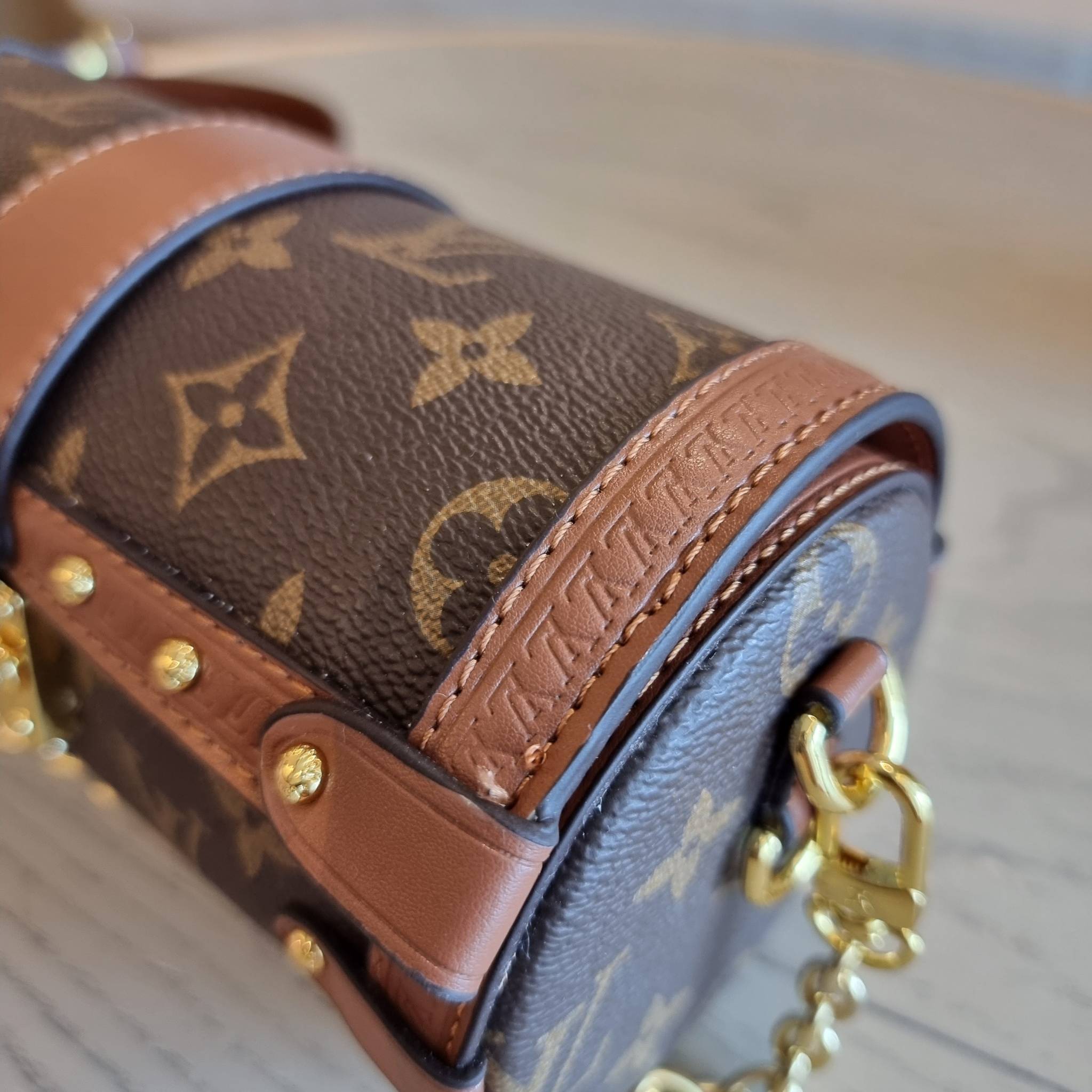 LV PAPILON TRUNK BAG กระเป๋าทรงสวย ดีไซน์หรู ไม่เหมือนใคร มีสายมาให้ 2 เส้น สายโซ่และสายหนังสปอร์ตเส้นใหญ่ วัสดุหนังแคนวาส เปิดปิดด้วยตัวกดล็อค ภายในโล่งกว้าง ใส่ของได้สบายๆที่สำคัญ ใบจริงสวยสุดคุ้ม งานหายาก ที่ไม่อยากให้สาวๆพลาดกันจ้า มาพร้อม box set ให้