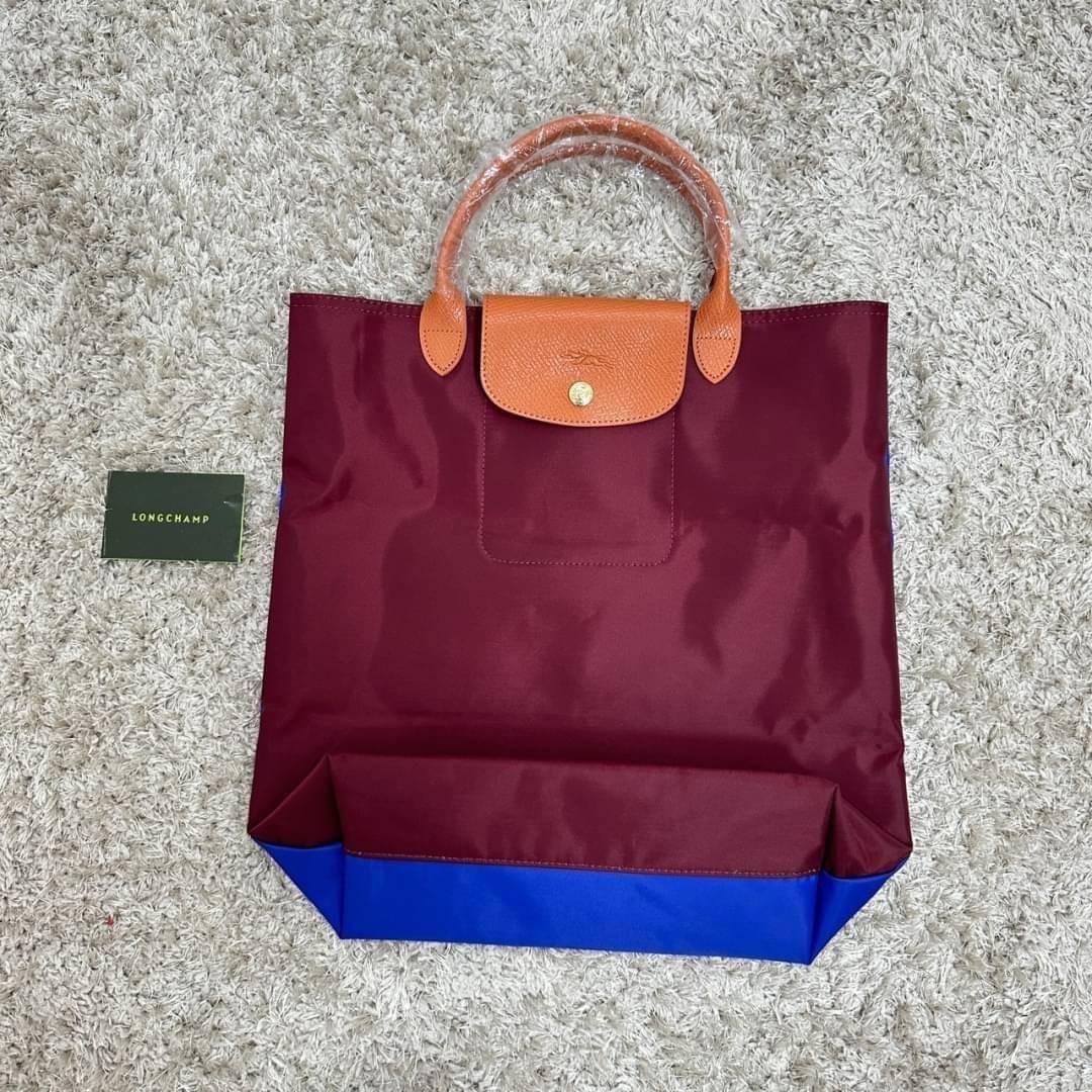 LONGCHAMP LE PLIAGE RE-PLAY TOP HANDLE BAG สินค้ารุ่นลิมิเต็ด collection สุดปัง ซื้อใบเดียวเหมือนได้2 ใบ กระเป๋าสะพายแนวตั้งที่กว้างขวาง มีเอกลักษณ์เฉพาะตัวแต่มีดีไซน์ที่น่าดึงดูด