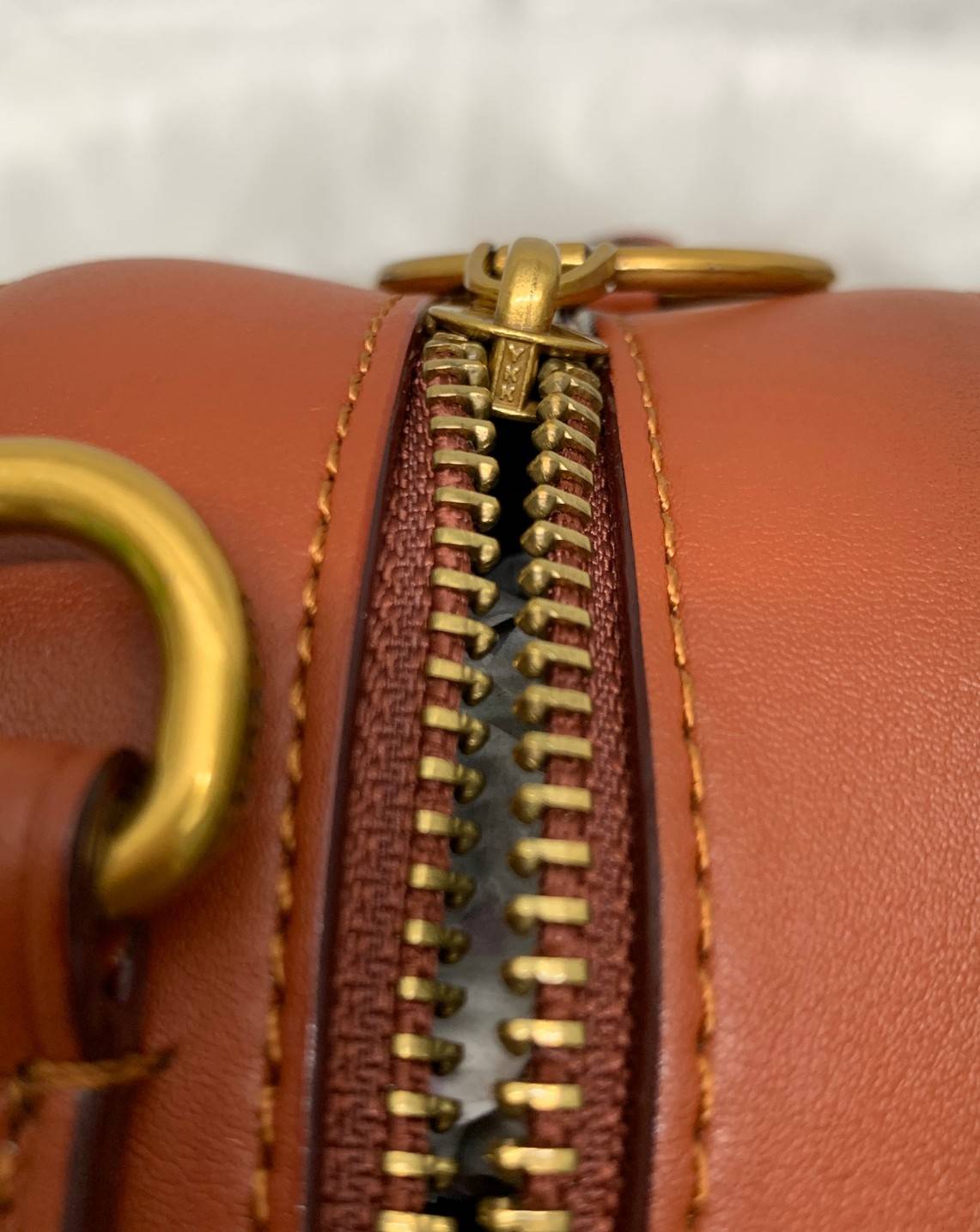 COACH SIGNATURE CROSSBODY BOX BAG ((F31208)) 🔺สินค้าขายดี กระเป๋าสะพายวัสดุหนังแท้ จาก coach factory outlet หนังนิ่ม ทรงสวย ตัวกระเป๋าลายแบรนด์ ตัดขอบหนังเรียบได้สวยงามค่ะ ด้านหน้า-หลัง มีช่องสำหรับใส่ของ เปิดปิดกระเป๋าแบบซิป ที่จับเป็นพวงหนังอะไห