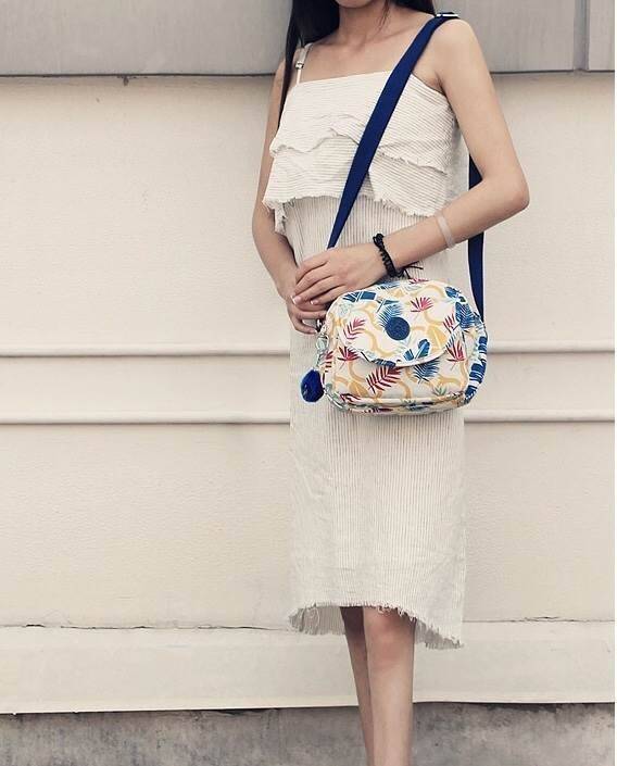 Kipling nylon shoulder bag K15313 กระเป๋าสะพายข้าง วัสดุ nylon บุด้วยนวมที่ฐานกระเป๋า เพิ่มความนุ่มค่ะ ขนาดกำลังน่ารักสะพายคล่องตัว ด้านหน้ามี ช่องใส่ของ 1 ช่อง ช่องหลักเปิดปิดด้วยซิป ภายในโล่งจุได้เยอะ ใส่กระเป๋าสตางค์ใบยาวได้ มีช่องซิปเล็กและสายห้อยกุญแ