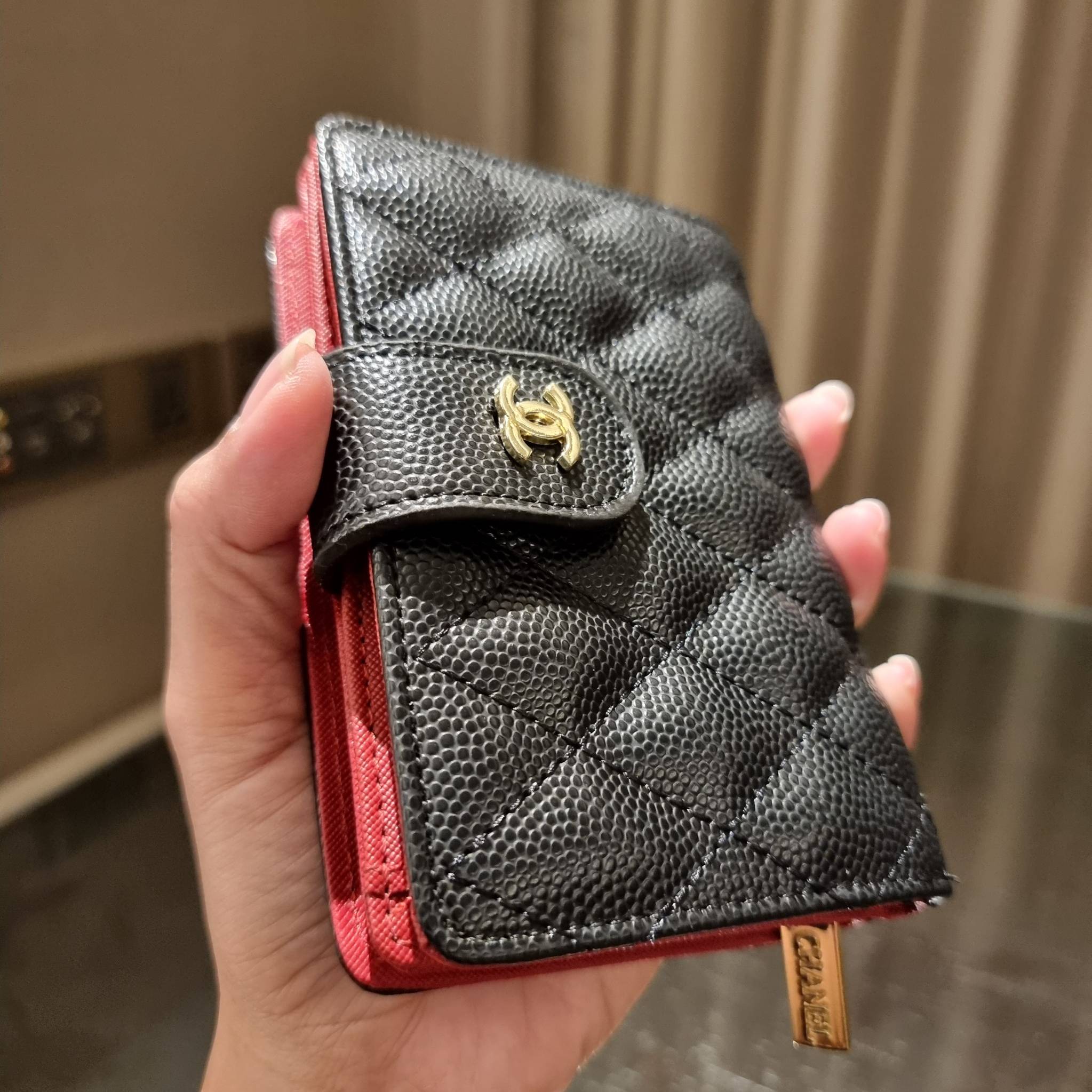 VIP 】หรูสุด ไม่ต้องพูดเยอะ!! HOT ITEM!! กระเป๋าสตางค์ใบกลางขนาดเหมาะมือ ดีไซน์ลุคผู้ดี สวยคลาสสิคจาก Chanel premium for gift วัสดุหนังลายคาร์เวีย ใช้งานง่าย เปิด-ปิดด้วยกระดุมแม่เหล็ก และซิปรูดช่องสำหรับใส่เหรียญ สะดวกมากๆ ภายในกระเป๋ามีช่องใส่บัตร ใส่ธนบ