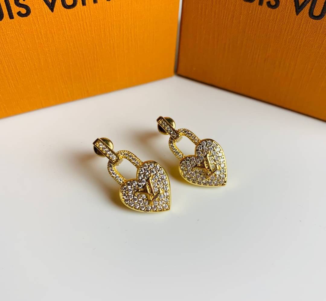 LV earring / Louis Vuitton earring ต่างหูหลุยส์ เกรดออริจินอล งานเคลือบโลหะทอง ไม่ลอกไม่ดำ เงาสวยคล้ายของจริงมากที่สุด สวยหรูหรา ผู้ดี ไฮโซสุดๆ งานเล่นไฟสวยมากค่ะ คอนเฟิม !!!!! เกรดสั่งทำแบบละเอียดที่สุด เก็บรายละเอียดครบ ปั้มโลโก้ สวยมากค่ะ
