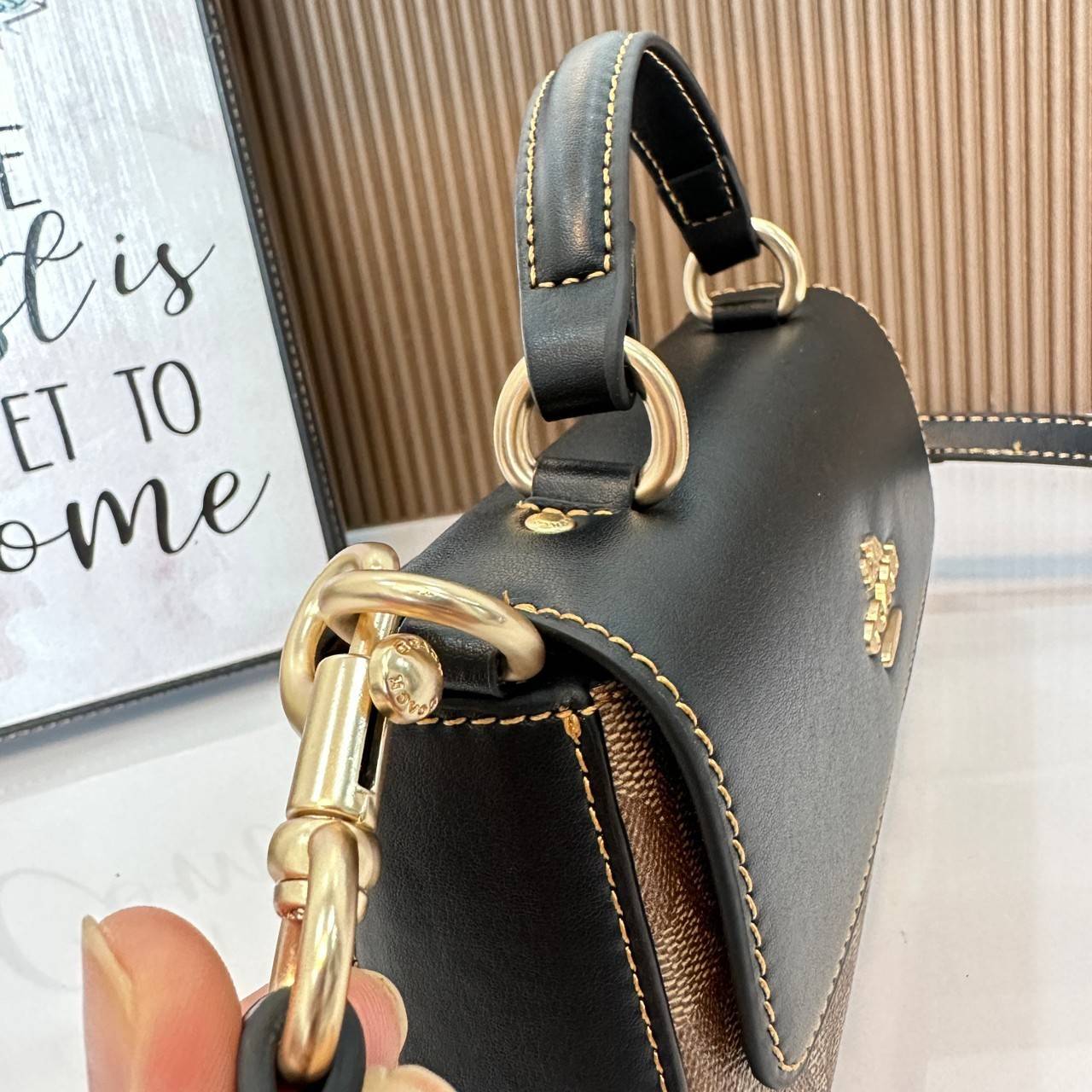 Coach Mini Josie Top Handle Crossbody In Blocked Signature Canvas (cc340) ใหม่ล่าสุด กระเป๋าสะพายหรือถือใบเล็กกระทัดรัด วัสดุหนังตัดขอบหนังแท้ ภายในช่องโล่งกว้างสามารถใส่โทรศัพท์ iPhonePro max ได้ มีช่องใส่บัตรเครดิต 2 ช่อง เปิดปิดด้วนกระดุมแป๊ก ซับในผ้า 