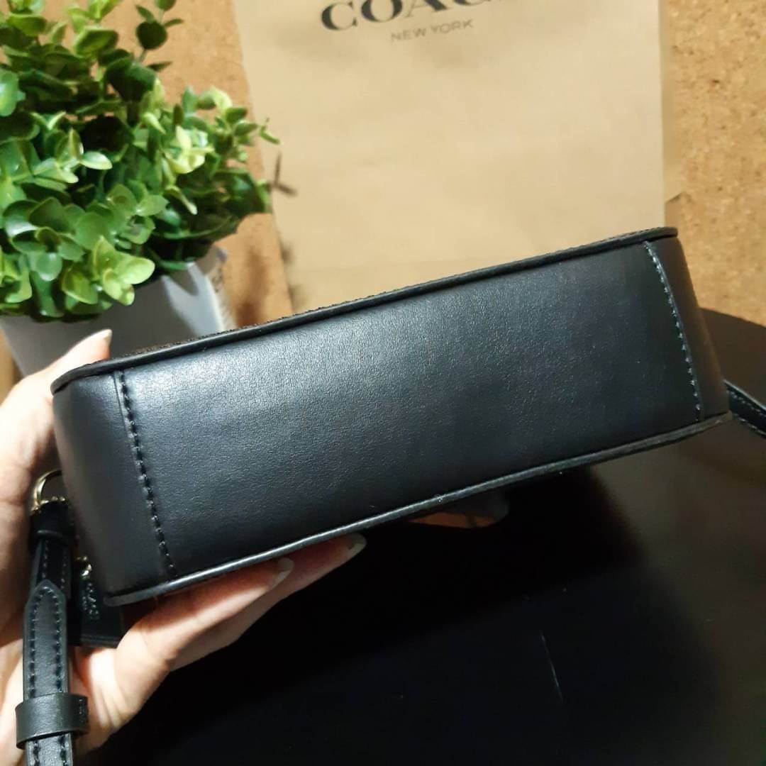 COACH 91677 MINI CAMERA BAG IN SIGNATURE CANVAS ขายดีที่สุด!! กระเป๋าสะพายข้างไซส์มินิ คลาสสิคอยู่ทรง อะไหล่ทองตัดดูหรู วัสดุหนังแคนวาสเคลือบลาย เปิด-ปิดด้วยซิป สายสะพายปรับได้ตามตัว ใบนี้แมทช์ได้ทุกลุค ใช้เป็น everyday bag ได้สบายๆเลยจ้า