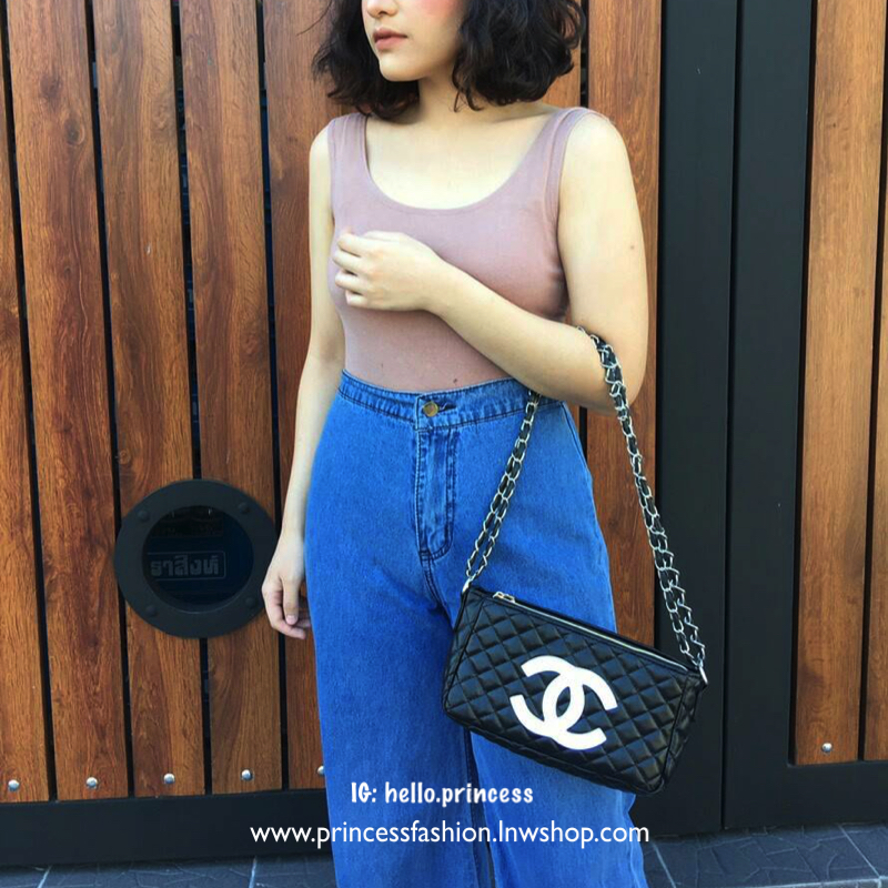 ล็อตใหม่!! อะไหล่เงิน **สวยหรู New Arrival 2018!!! Chanel Cosmetic Cluth Bag With Chain กระเป๋าทรงสวยหรู จาก Chanel Cosmetic Counter VIP Gift วัสดุหนังสังเคราะห์ PU เต็มใบ เปิดปิดด้วยซิปปั้มหัวซิปแบรนด์ ซับในสกรีนโลโก้ ภายในกว้างใส่กระเป๋าสตางค์ใบยาว ipho