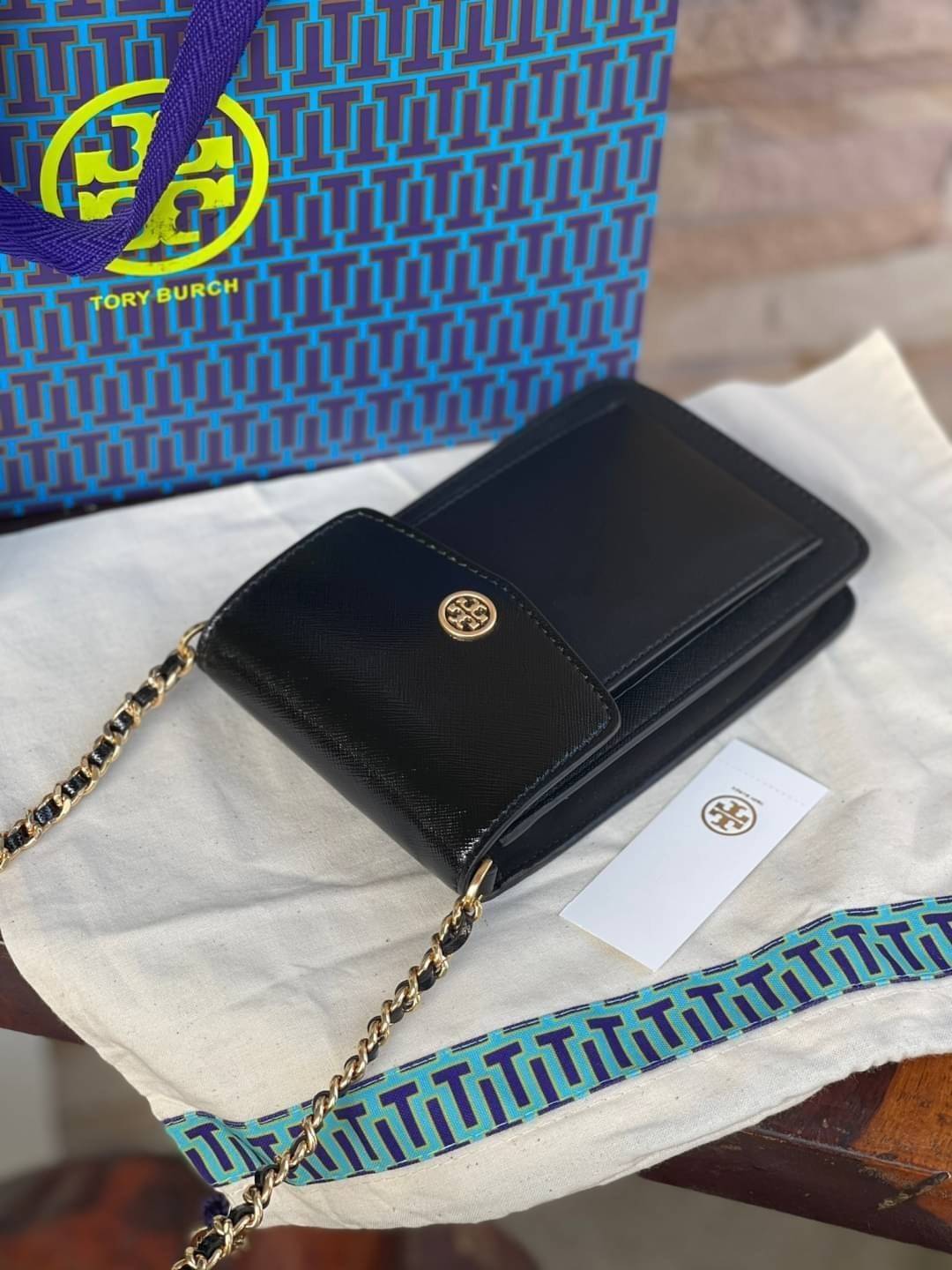 OUTLET 】Tory burch robinson mixed materials phone crossbody ไอเท็มหรูจากแบรนด์ดังอย่างTory burch อีกแบรนด์สุดคลาสสิกที่มีทั้งความเท่และความเรียบหรูลงตัว กับรูปทรงแบบมินิมอลสีเหลี่ยมมุมโค้งเรียบ ๆ ดีไซน์ฝาพับปิดกระเป๋าได้มิดชิด ยังมีลักษณะที่แนบกับตัวผู้ใช
