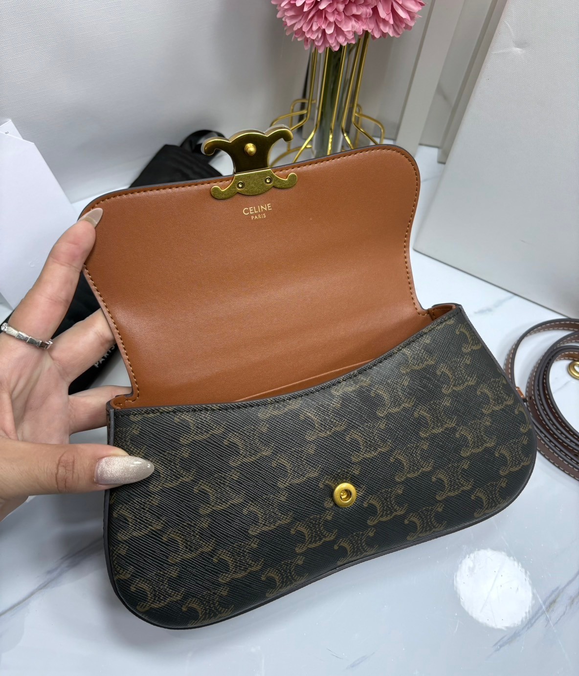 CELINE LOLA TEEN bag in Triomphe กระเป๋าทรงโฮโบรุ่นใหม่ สวยก่อนใคร ดีไซส์ใหม่มุมโค้งมน สวยละมุนเป็นคุณหนูน่าทะนุถนอม มีหูจับและสายสะพายยาว ปรับใช้งานได้หลายโอกาส ขนาดกำลังดี น่ารักมากๆ