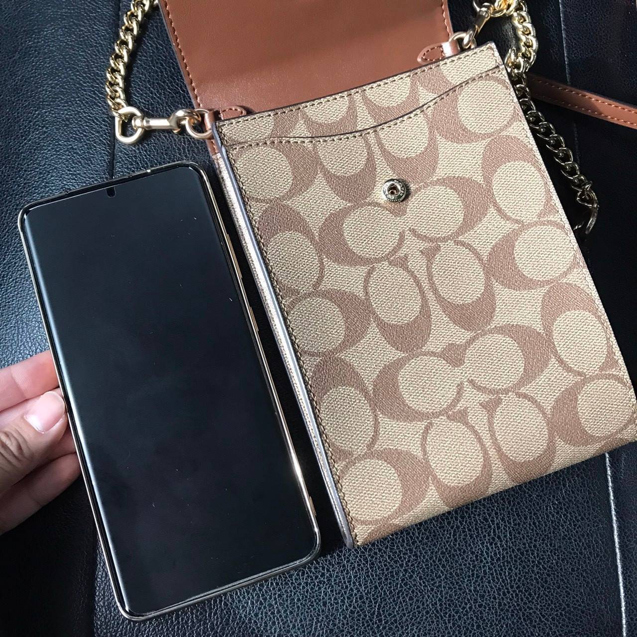 COACH 3051 RACHEL PHONE CROSSBODY IN SIGNATURE CANVAS HOT ITEM!! กระเป๋าสะพาย case phone ต้องมา ให้คุณพกพา gadget ล้ำไปได้ทุกที่ ใส่โทรศัพท์มือถือได้ทุกรุ่น ดีไซน์ใหญ่กว่าเดิม และยังมีช่องเก็บบัตรให้เพิ่มไปอีก ดีไซน์ลายซีคลาสสิค วัสดุหนังแคนวาส เปิด-ปิดด้