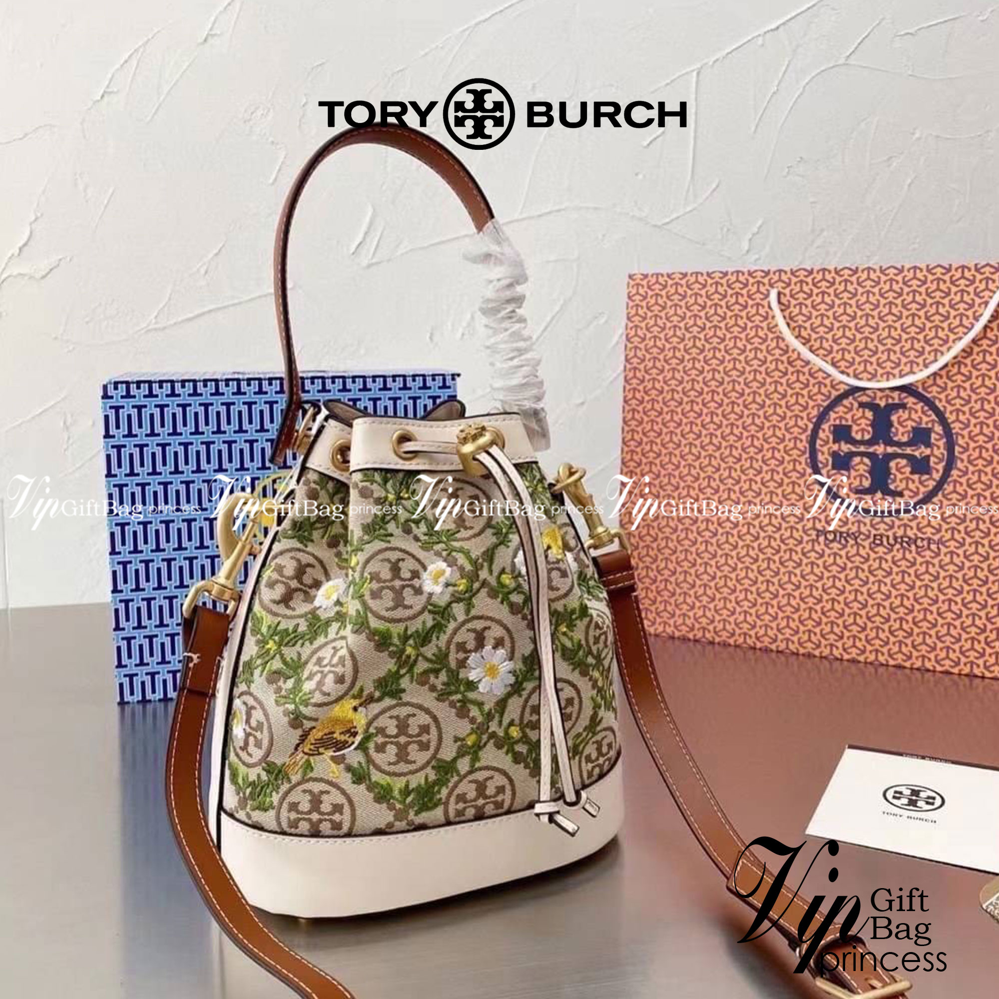 TORY BURCH T MONOGRAM JACQUARD EMBROIDERED BUCKET BAG ครั้งแรกกับโมโนแกรม ที่ได้รับแรงบันดาลใจมาจากโลโก้สุดคลาสสิก กลับมาอีกครั้งในรูปแบบของ ลวดลาย T Monogram ที่ผสมผสานความร่วมสมัยเข้ากับความเป็นเอกลักษณ์ของแบรนด์เข้าไว้ด้วยกัน โดยเป็นการนำเอาลวดลาย T Mo