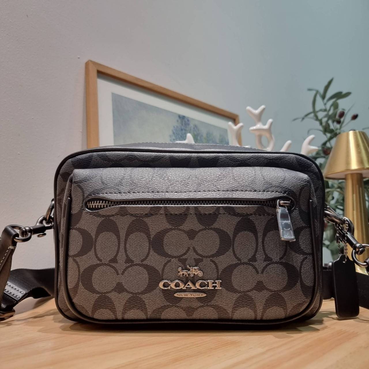 COACH ELIAS CROSSBODY IN SIGNATURE CANVAS BAG CJ509 CJ510 กระเป๋าครอสบอดี้ทรงคลาสสิค ดีไซน์รูปแบบใหม่ ใช้งานง่ายและสะดวก