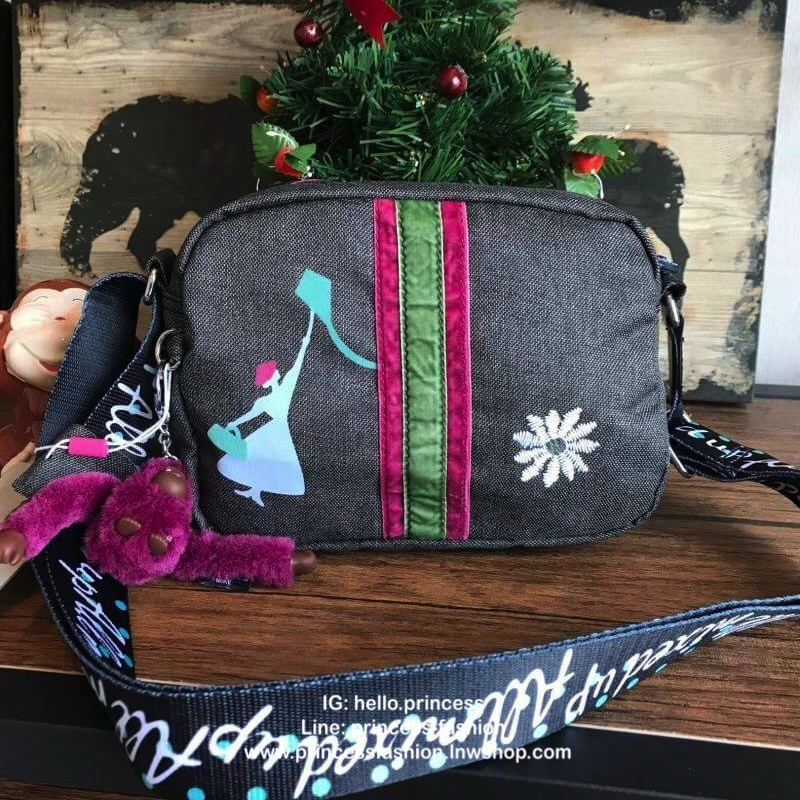 Disney's Mickey&Jungle Book Veni Crossbody Bag รุ่นLimited Edition ทรงสะพายข้าง ขนาดกำลังดี วัสดุpolester100% ดีเทลด้านหน้าลายการ์ตูนของวอลด์ดิสนีย์ เปิดปิดด้วยซิปเดียวด้านบน ภายในกว้าง มีช่องซิปและที่ห้อยพวงกุญแจ ฐานกว้างจุของได้เยอะสามารถสะพายได้ทั