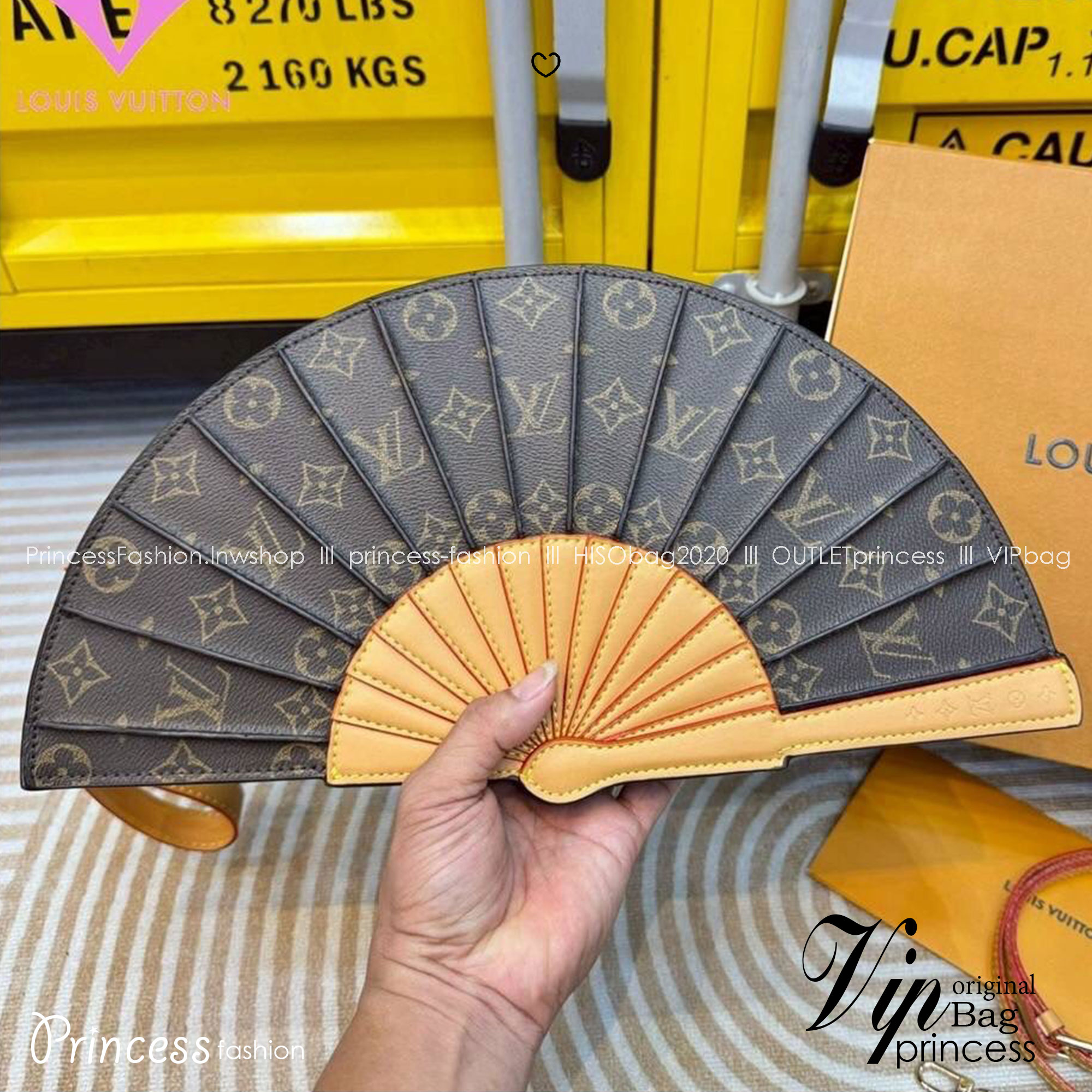 LV Fan Clutch Bag กระเป๋าทรงคลัชรูปทรงคล้ายพัดพับได้ ดีไซน์น่ารักสดใส ใหม่ล่าสุด โดดเด่นไม่เหมือนใคร