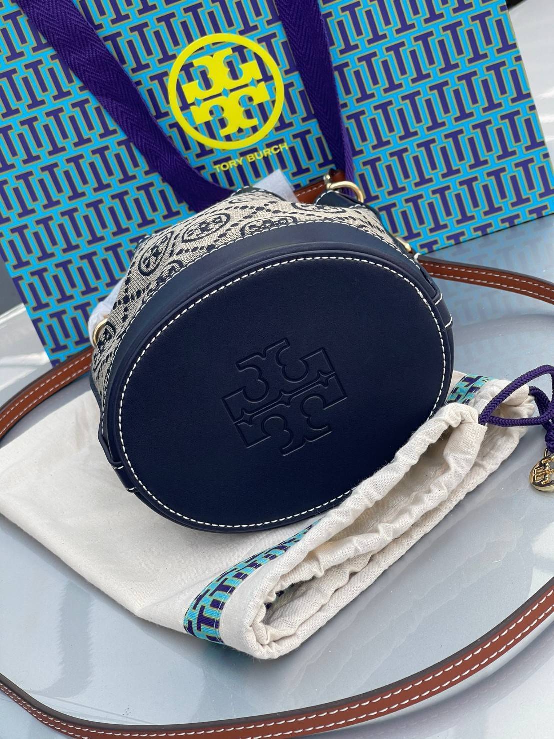 ของแท้ 💯% Mini Tory Burch T Monogram jacquard mini bucket bag เปิดตัวกระเป๋า T MONOGRAM รุ่นใหม่ล่าสุดจาก TORY BURCH ครั้งแรกกับโมโนแกรม ขนาดมินิ ที่ได้รับแรงบันดาลใจมาจากโลโก้สุดคลาสสิก