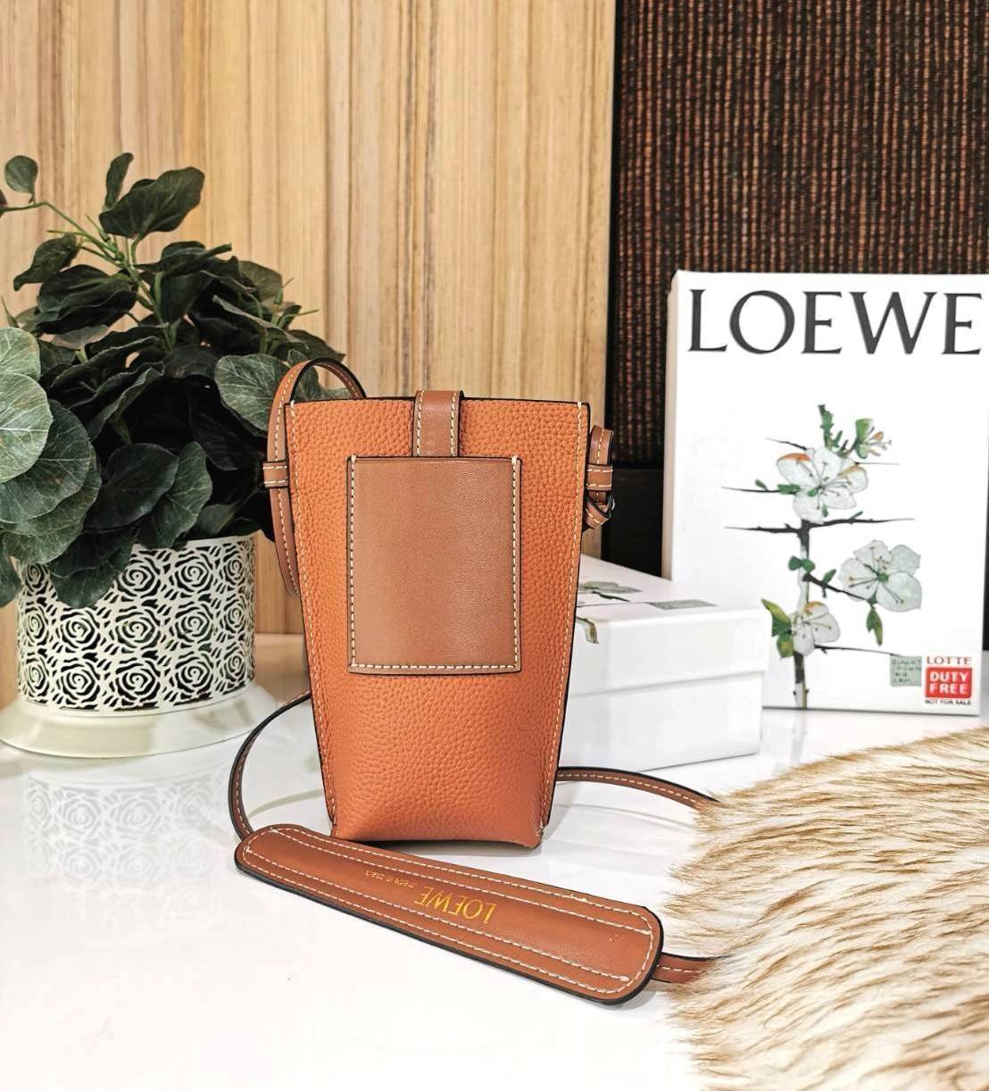 LOEWE MINI CROSSBODY BAG GIFT WITH PURCHASE (GWP) กระเป๋าสะพาย Limited จาก LOEWE วัสดุ Calfskin หนังแท้หนังสวยอยู่ทรงขนาดมินิดีไซน์มินิมอล ภายในโล่งใส่มือถือ บัตร ของจุกจิกได้ ด้านหลังมีช่องใส่ของ พร้อมสายหนังแท้คล้องคอได้ สะพายไหล่ Crossbody ได้ สายเลื่อ