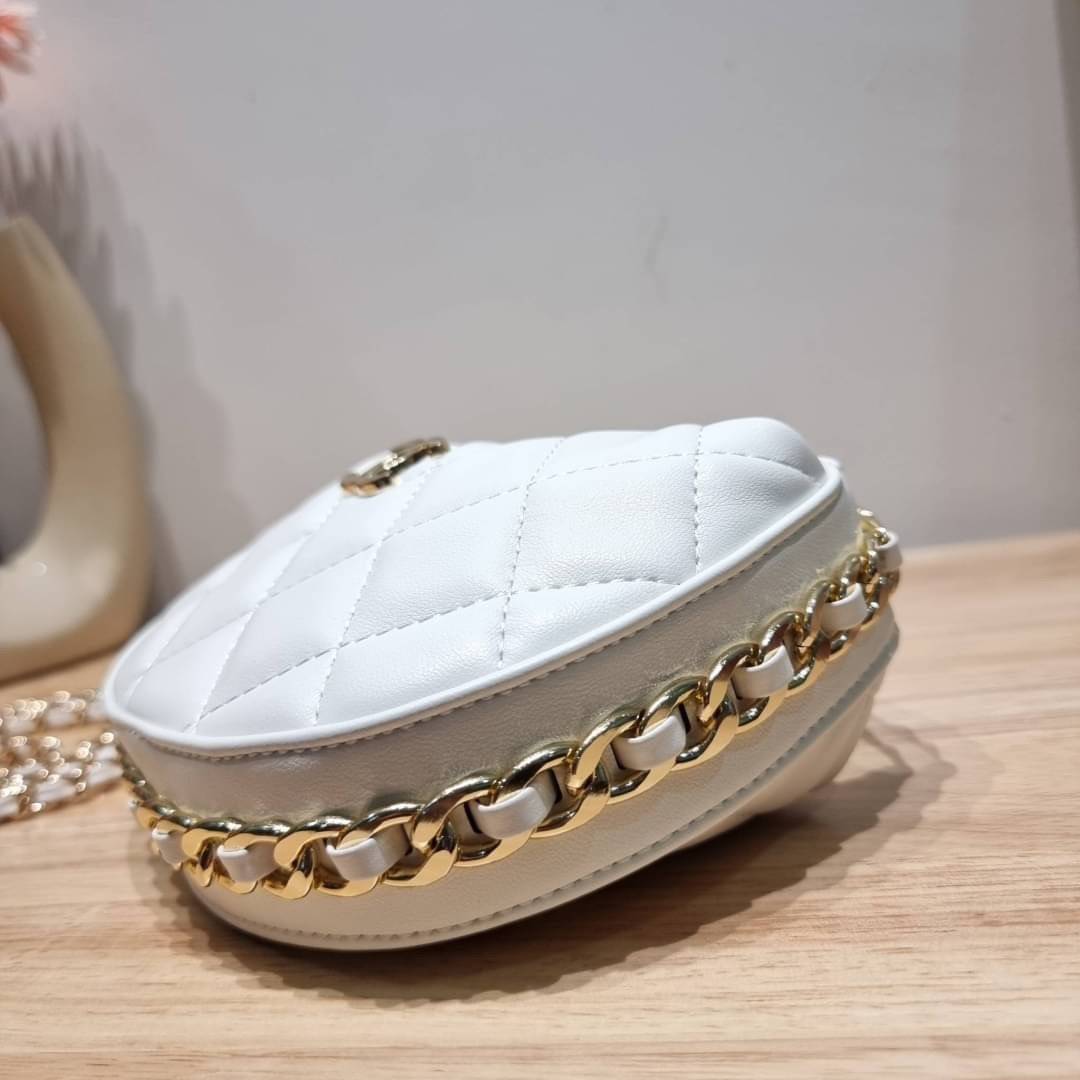 Chanel Pouch Hot item 2023 กระเป๋าสะพายกึ่งพอช ใบเล็กน่ารักน่าใช้ ถือไปไหนก็อัพลุคปัง วัสดุหนังแกะ สัมผัสนิ่มมือ หูจับในตัว ปรับได้อีกเล็กน้อย มาพร้อมสายสะพายโซ่