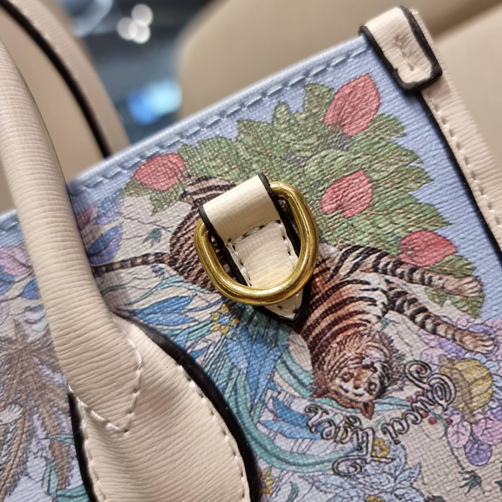 GUCCI TOTE BAG คอลเลคชั่นปีเสืออีกหนึ่ง สวยม้ากก!! กับกระเป๋าทรงโท้ท วีไอพีพรีเมี่ยมกิ๊ฟ ไซส์ใหญ่ โดดเด่นด้วยลวดลายไม่ซ้ำใคร สวยเอกลักษณ์ วัสดุหนังแคนวาส พรินท์ลายเต็มใบ ภายในโล่งกว้างมาก ใส่ของแบบแน่นๆ จุๆไปได้เลย หมดห่วง!! และยังมีสายครอสบอดี้มาให้ จะสะ