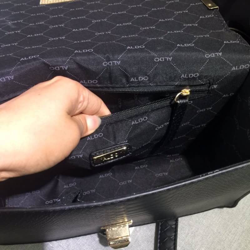 ALDO Bergantino Cross Body Handbag กระเป๋าถือหรือสะพายรุ่นใหม่ล่าสุดจาก ALDO แบรนด์ดังแคนนาดาดีไซน์สุดชิคน่ารักมุ้งมิ้งปักเลื่อมลายนกกระเรียนสวยสดใส พร้อมห้อยฟู่ฟรุ้งฟริ้ง เปิดปิดด้วยล๊อคบิดอะไหล่ทอง ภายในมีโลโก้ ช่องซิปและช่องใส่มือถือใส่กระเป๋าสตางค์ยาว