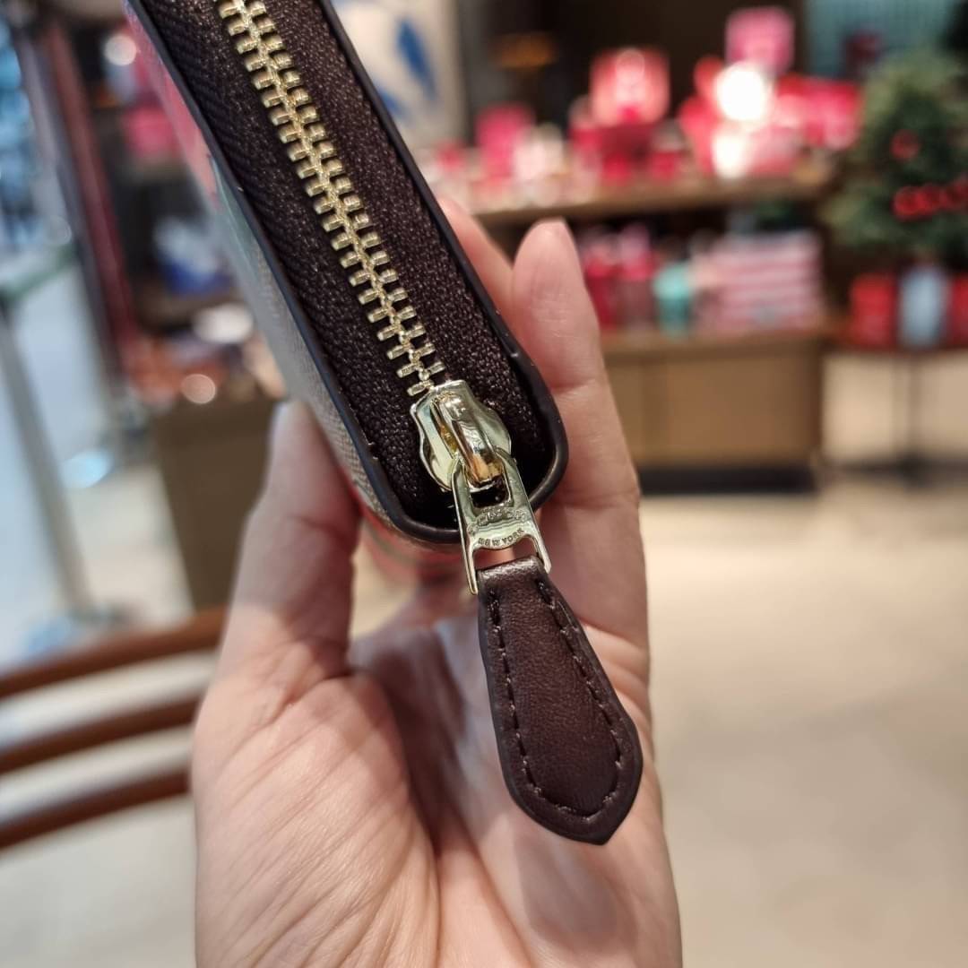 COACH ACCORDION ZIP WALLET IN SIGNATURE CANVAS WITH PRAIRIE ROSE / JUMBO FLORAL / CAMO ROSE FLORAL / MEDLEY BOUQUET PRINT ((F31572/F39189/F26290/F2859)) สวยคลาสสิคไม่มีใครเกิน!! กระเป๋าสตางค์ใบยาว ลวดลายสวย สีสันโดดเด่น วัสดุหนังแคนวาสเคลือบ เปิด-ปิดด้วยซ