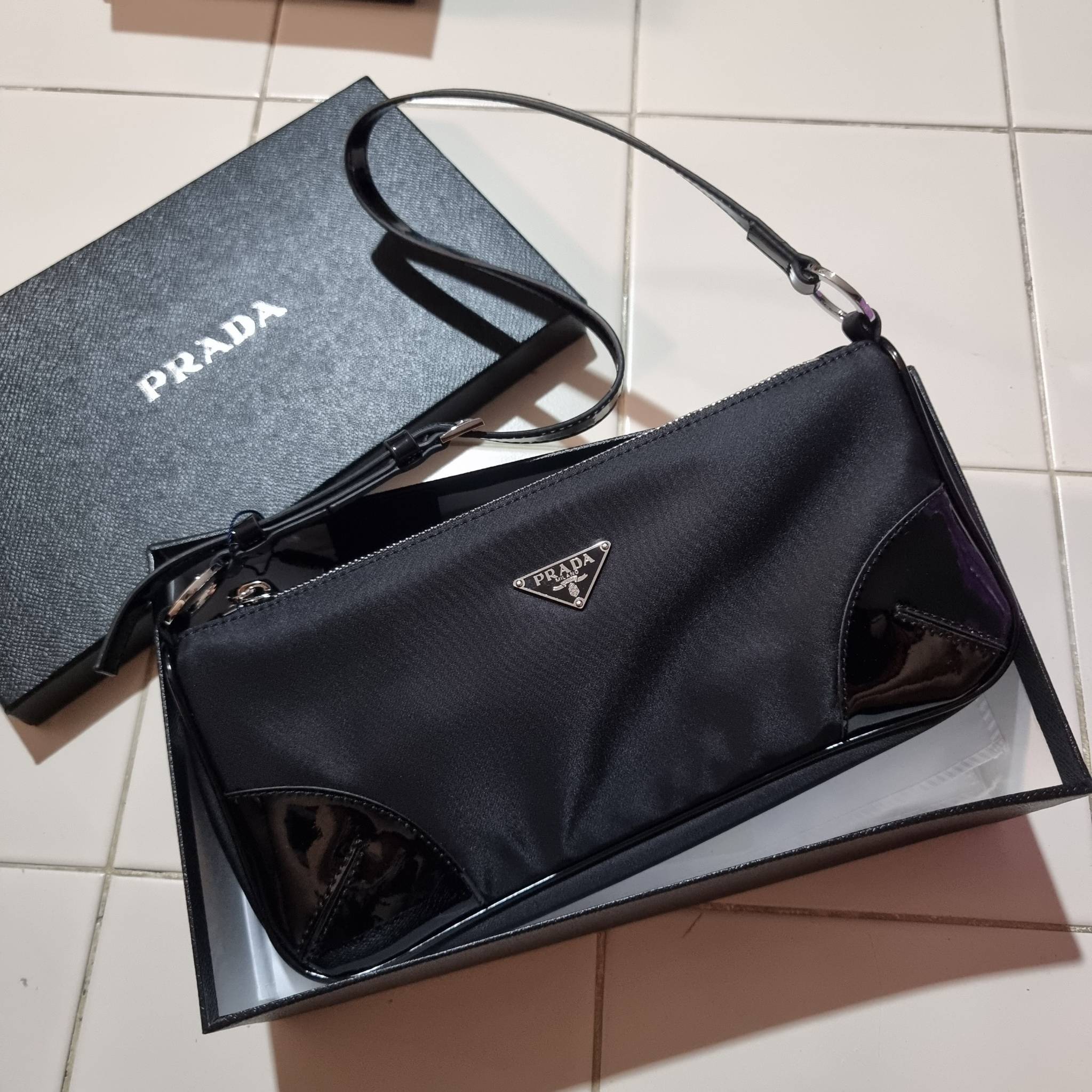 PRADA TESSUTO POCHETTE BAG กระเป๋าทรงพอช ดีไซน์ทรงยาวสุดล้ำ อัพลุคให้ดูแพงไปอีกด้วยดีเทลแต่งขอบด้วยหนังแก้ว วัสดุหลักตัวกระเป๋าเป็นไนล่อนคุณภาพดี เปิด-ปิดด้วยซิป พกพาง่ายด้วยสายสะพายในตัว ที่สามารถปรับได้อีก ภายในเป็นช่องโล่ง ใส่โทรศัพท์ได้ทุกรุ่น กระเป๋า
