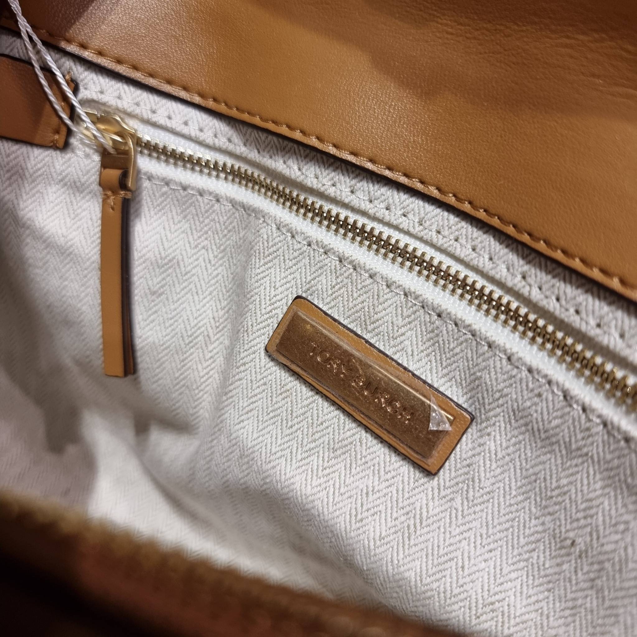 TORY BURCH KIRA CHEVRON CONVERTIBLE SHOULDER BAG กระเป๋าสะพายรุ่นยอดฮิต ไซส์ใหญ่จัดเต็มให้เน้นๆ ใช้ยังไงก็ดูหรู ดีไซน์เฉพาะตัว วัสดุหนังแกะ สัมผัสนิ่ม เปิด-ปิดด้วยกระดุมแม่เหล็ก ภายในเป็นช่องโล่ง แบ่งสัดส่วนไว้ดีมากๆ ใส่กระเป๋าสตางค์ มือถือ เครื่องสำอางค์