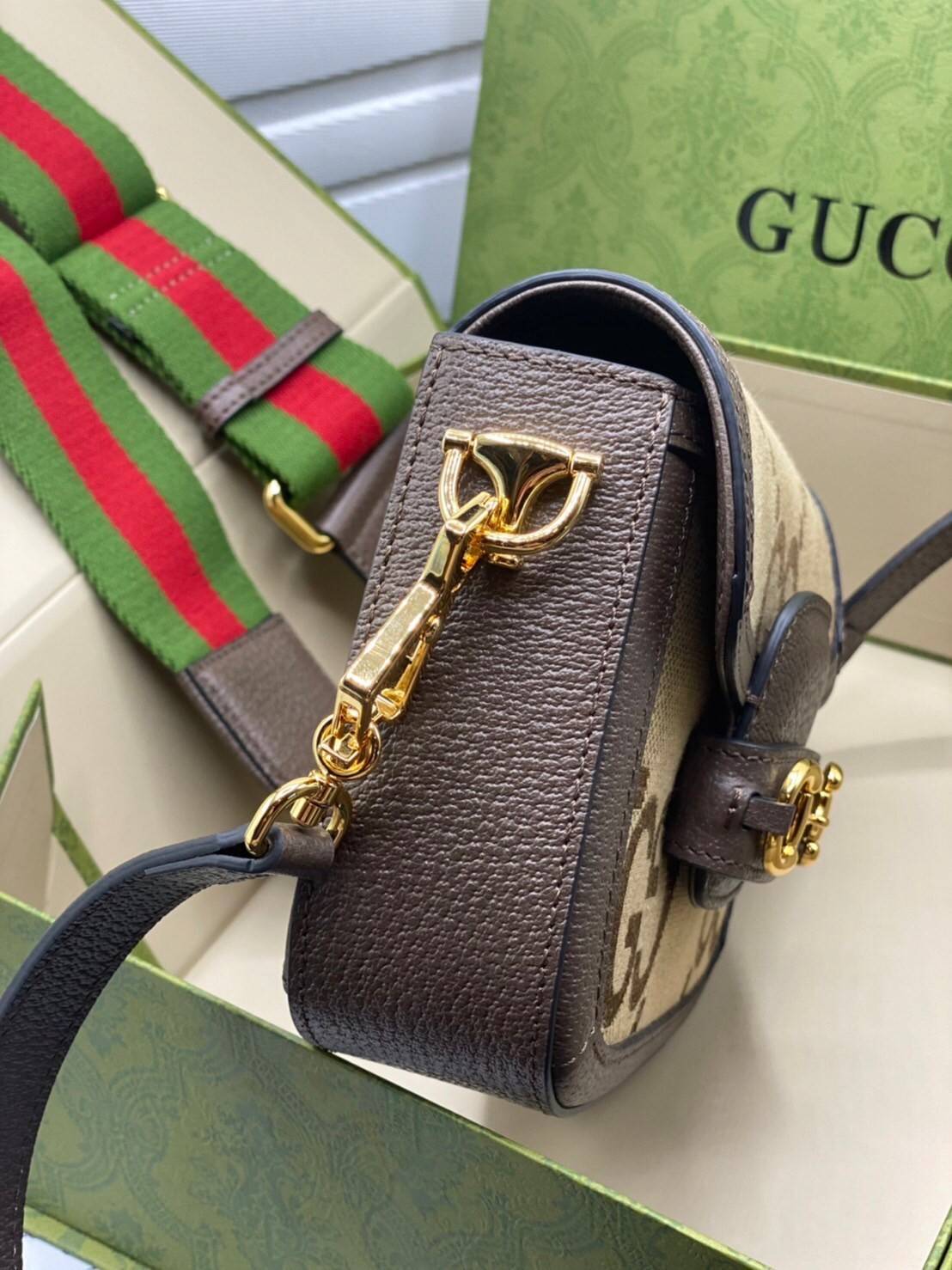 หนังแท้ 】Gucci Horsebit 1955 jumbo GG mini bag 20cm พร้อมส่งที่ไทย เกรดออริจินอล ลายใหม่ Jumbo Double G กระเป๋าสะพายขนาดมินิ โดดเด่นด้วยเว็บเฮาส์สีเขียวและสีแดงอันเป็นเอกลักษณ์ ซึ่งเป็นหัวเข็มขัดแบบร่วมสมัยของกุชชี่จากยุค 70 เสริมการออกแบบแต่ละชิ้นด้วยโลโ