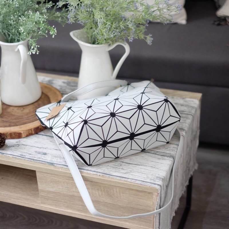 รุ่นขายดี ' Matte Color ' ✨✨ สีด้าน มีให้เลือกถึง 4 สี 🍭🍭แถมยังลาย Limited edition หายาก 👍ปรับทรงได้ 2 แบบ น่ารักมาก จากแบรนด์ David Jones กระเป๋าสะพายข้างดีไซน์เกร๋มาก สีสวยหรูมาก ขนาดกะลังดีเลย น้ำหนังเบาม