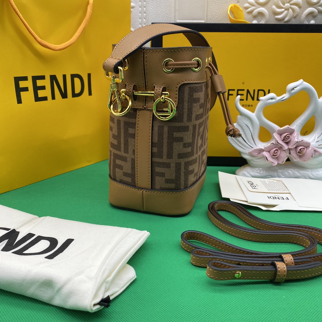 FENDI MON TRESOR MINI BAG รุ่นใหม่ล่าสุด น่ารักมากค่ะ กระเป๋าถือหรือสะพายไหล่ทรงขนมจีบสุดคลาสสิก วัสดุหนังแท้สลับผ้ากำมะหยี่พิมพ์ลายอย่างดี ลวดลายเอกลักษณ์ตามแบบฉบับแบรนด์ สวยหรู ดูแพง คุณนายสุดไปเลยค่า ถือแล้วสวยมากๆ จุของได้กำลังดี ทรงนี้ต้องมีติดตู้ไว้