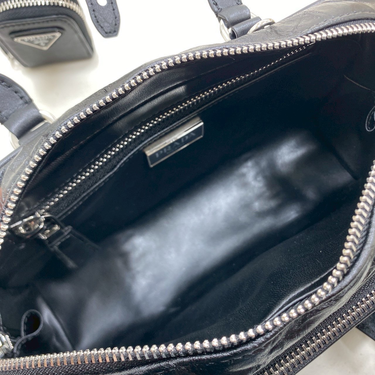 ORI หนังแท้ | Prada Antique nappa leather multi-pocket top-handle bag กระเป๋าสะพายทรง keepall มีช่องซิปด้านหน้าพร้อมหูจับ งานหนังยับดีไซน์เอฟเฟกต์เท็กซ์เจอร์ที่มีเสน่ห์สไตล์วินเทจ