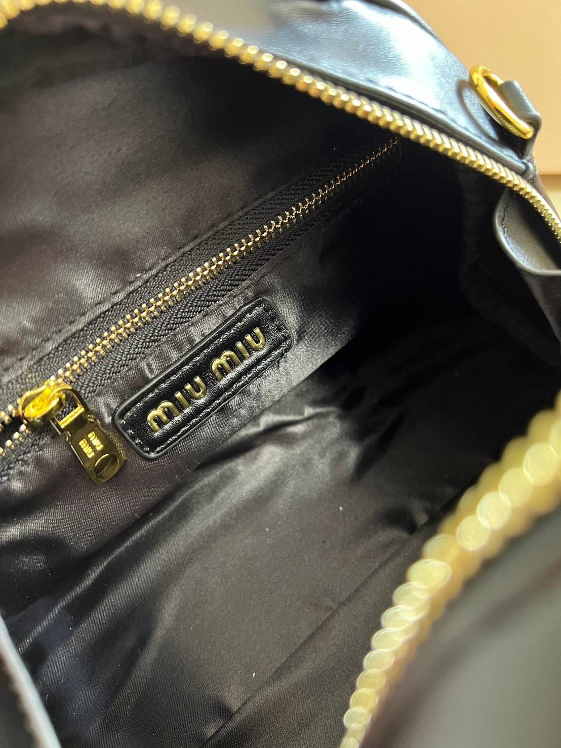 MIU MIU HALF-MOON TOP HANDLE BAG / Patent leather bowling bag / Miu Miu Leather top-handle bag กระเป๋าทรงพระจันทร์เสี้ยว หนังนิ่ม ลื่นเงา ตัดกับอะไหล่ทองได้ลงตัว