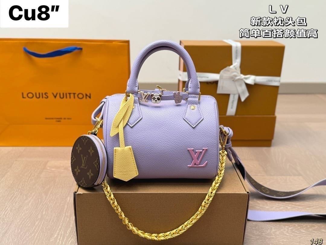 LV Speedy Bandoulière 20 bicolour กระเป๋าสะพายทรงหมอนไซส์เล็กน่ารัก Rare item รุ่นใหม่สีพาสเทลสวยหวาน ลูกคุณควรมีมากค่า โดดเด่นด้วยสายสะพายโซ่สีทองตัดกับสีกระเป๋าได้อย่างลงตัว