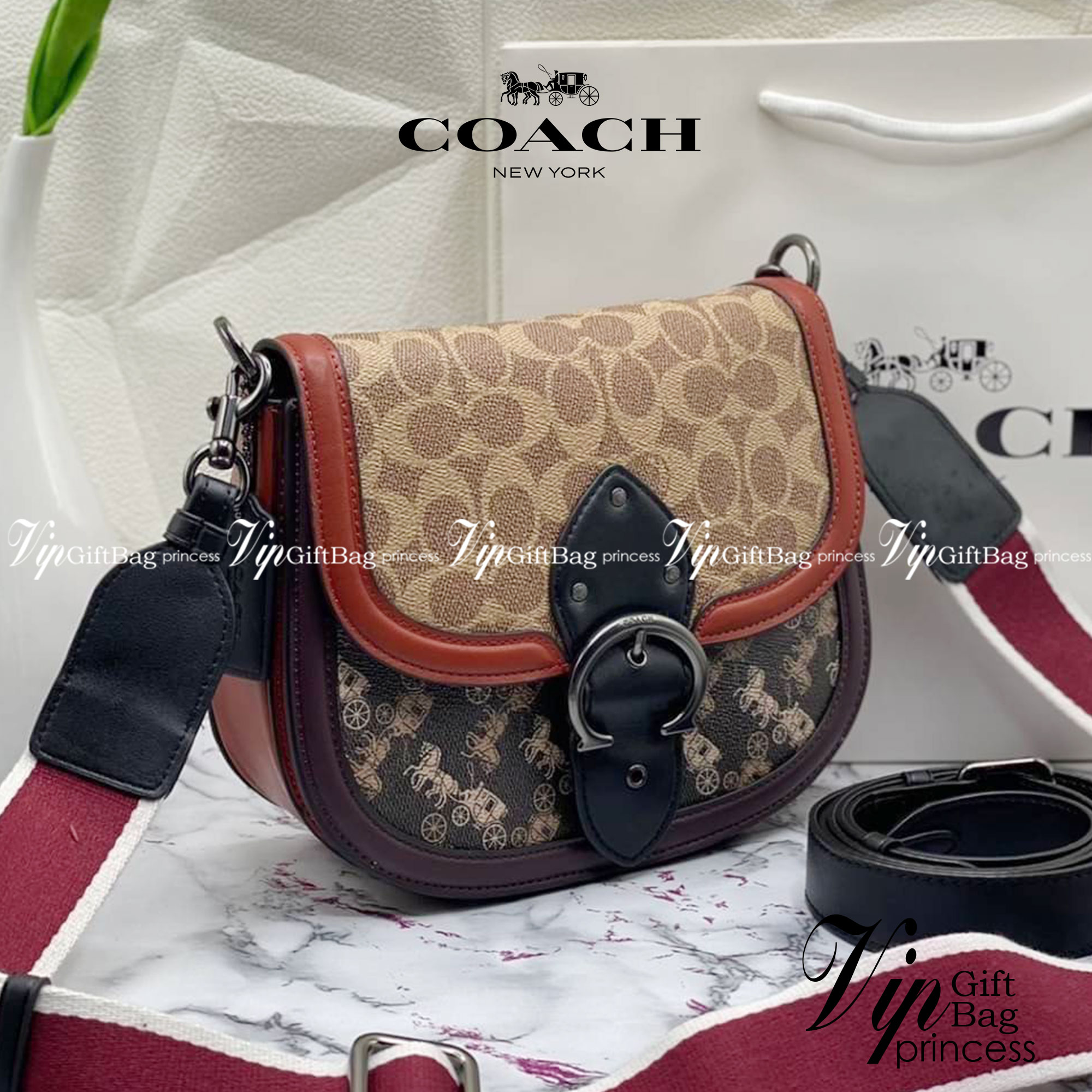 COACH BEAT SADDLE BAG WITH HORSE AND CARRIAGE C0745 ฮอตไฟลุก! สีหายาก ละมุนคุณหนู คอลเลคชั่นใหม่ ดีไซน์หรูหรา พิเศษมากๆมาพร้อมสายสะพาย 2 เส้น ใช้คู่กันหรือแยกสะพายก็สวยครบสูตร กระเป๋าสะพายทรง saddle คลาสสิค เปิด-ปิดด้วยกระดุมแน่นหนา ภายในเป็นช่องโล่ง ใส่ข