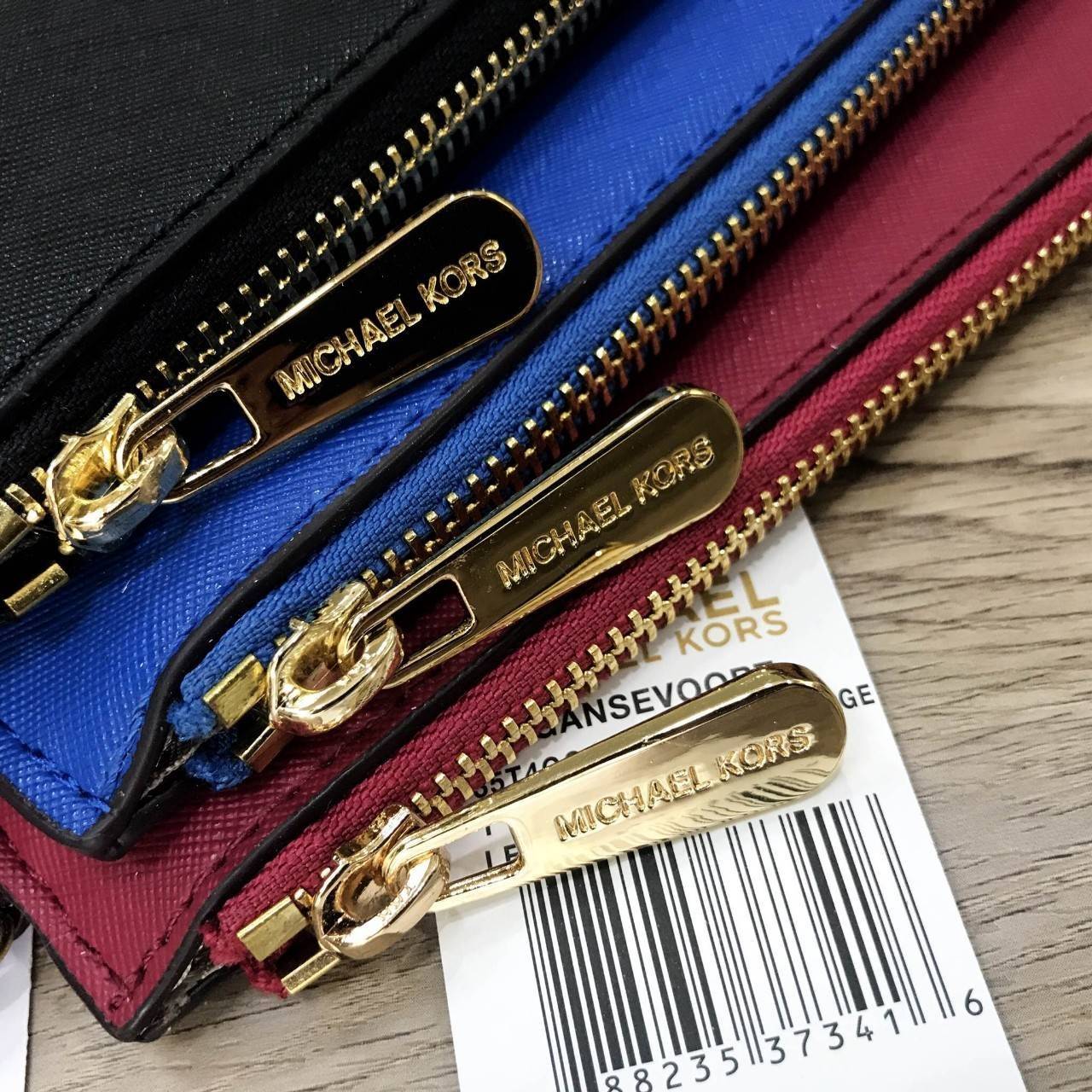 NEW ARRIVAL! Michael Kors Jet Set Travel Large Heart Clutch 2018 กระเป๋าคลัชรุ่นใหม่ล่าสุดขนาดกำลังดีด้านหน้าประดับโลโก้แบรนด์อะไหล่ทองแต่งด้วยหัวใจสวยโดดเด่น เปิดปิดด้วยซิปมาพร้อมสายคล้องมือ ภายในมีช่องใส่บัตร สามารถใส่กระเป๋าสตางค์ iphone8+ได้ ภาพถ่ายจา