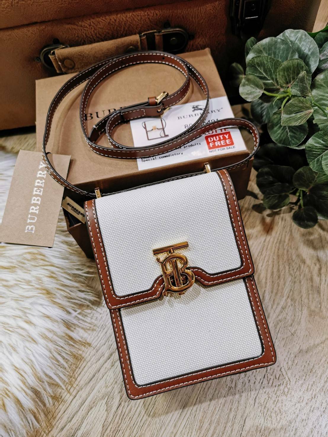 พรีเมี่ยมกิ๊ฟแท้ 100% 】BURBERRY FRAGRANCES CROSSBODY BAG VIP GIFT WITH PURCHASE (GWP) กระเป๋าสะพายพรีเมี่ยมกิ๊ฟ Limited Edition จากน้ำหอม BURBERRY วัสดุ Canvas Cotton & Leather ทรงเหลี่ยมแนวตั้งดีไซน์สวยหรูอยู่ทรงมีโลโก้แบรนด์ด้านหน้า