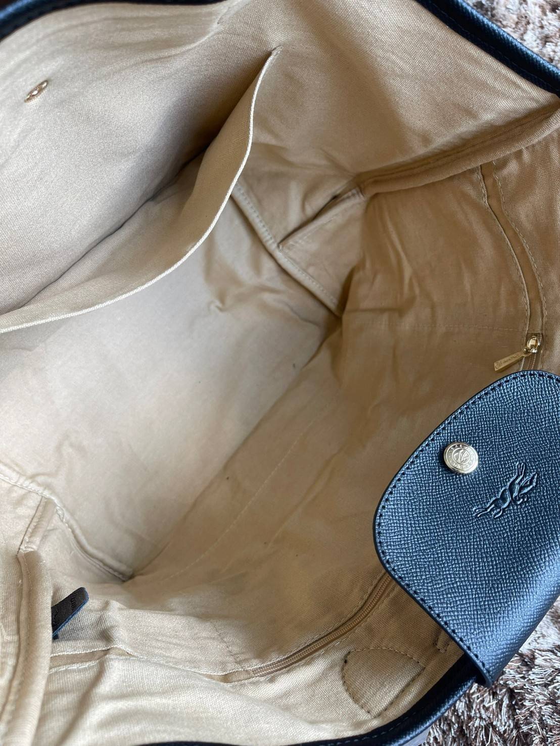 LONGCHAMP LE PLIAGE COLLECTION PAILLE TOP HANDLE BAG มี 3 ขนาด XS/S/M กระเป๋าถือหรือสะพาย งานสาน raffia ปากกระเป๋าตัดด้วยหนังสีดำ ลุคช์สุดเท่ของเหล่า Celebrities กับกระเป๋าปิคนิกสุดฮิตจาก Longchamp อย่าง Le Pliage Paille (เลอ ปลิยาจ ไพล์) ถือเป็นกระเป๋าที