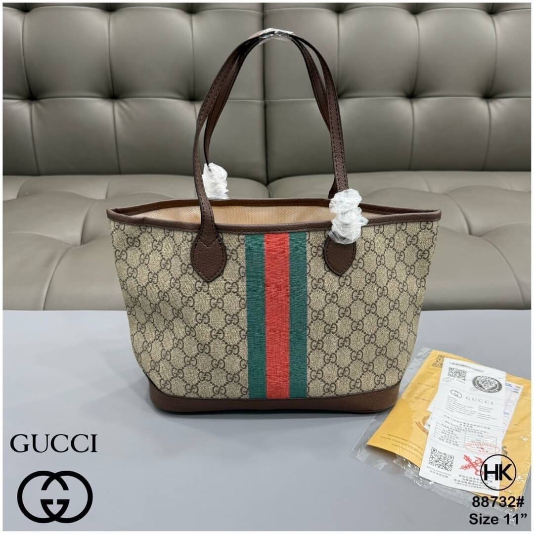GUCCI Ophidia Small Tote Bag กระเป๋าทรงโท้ทขนาดกำลังสวย ใช้งานง่าย โดดเด่นด้วยลายคาดสีเขียวแดงเป็นเอกลักษณ์แบรนด์ สวยเรียบหรู คลาสสิคไม่มีเบื่อ ภายในโล่งกว้าง ใช้สะพายเป็น everyday bag เหมาะมากๆ