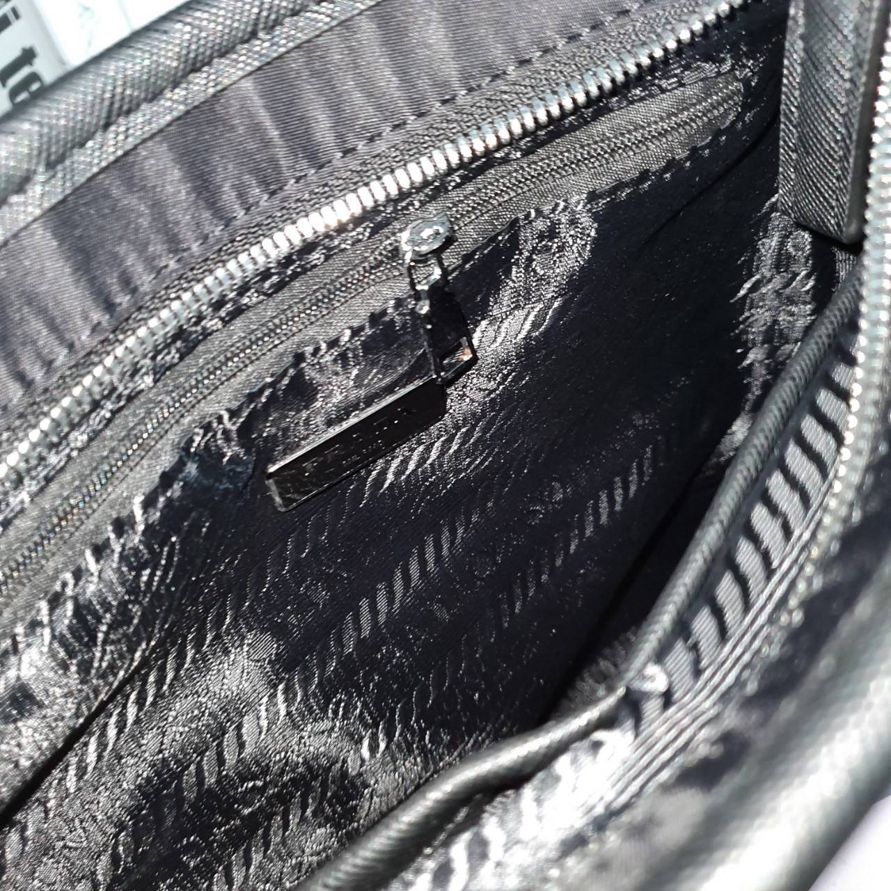 PRADA Re-Nylon logo-plaque messenger bag พร้อมส่งรุ่นใหม่ จากแบรนด์Prada ทรง Messenger ทรงยอดฮิตของคุณผู้ชายเลยค่ะ วัสดุทำจากผ้าNylon อย่างหนา กันน้ำได้คะ มีโลโก้แบรนด์อยู่ข้างหน้า ตัวกระเป๋าอยู่ทรง อะไหล่เงินทั้งใบ ด้านในบุผ้าลายแบรนด์อย่างดี เปิดปิดด้วย