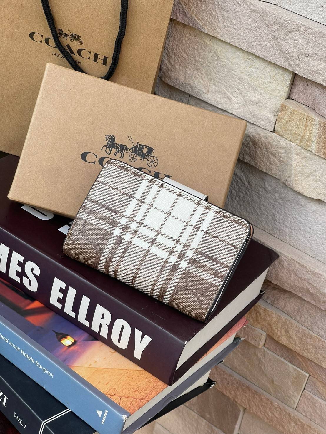 Coach Medium Corner Zip Wallet In Signature Canvas With Hunting Fishing Plaid Print (C6011) กระเป๋าสตางค์ขนาดกลางที่ถือว่าเป็นไอเทม Must Have ของทุกเพศทุกวัยที่ต้องพกติดตัวไว้ตลอดเวลา เพราะนอกจากจะช่วยจัดเก็บเงิน บัตรประชาชน บัตรเครดิตและต่าง ๆ ให้เป็นระเ