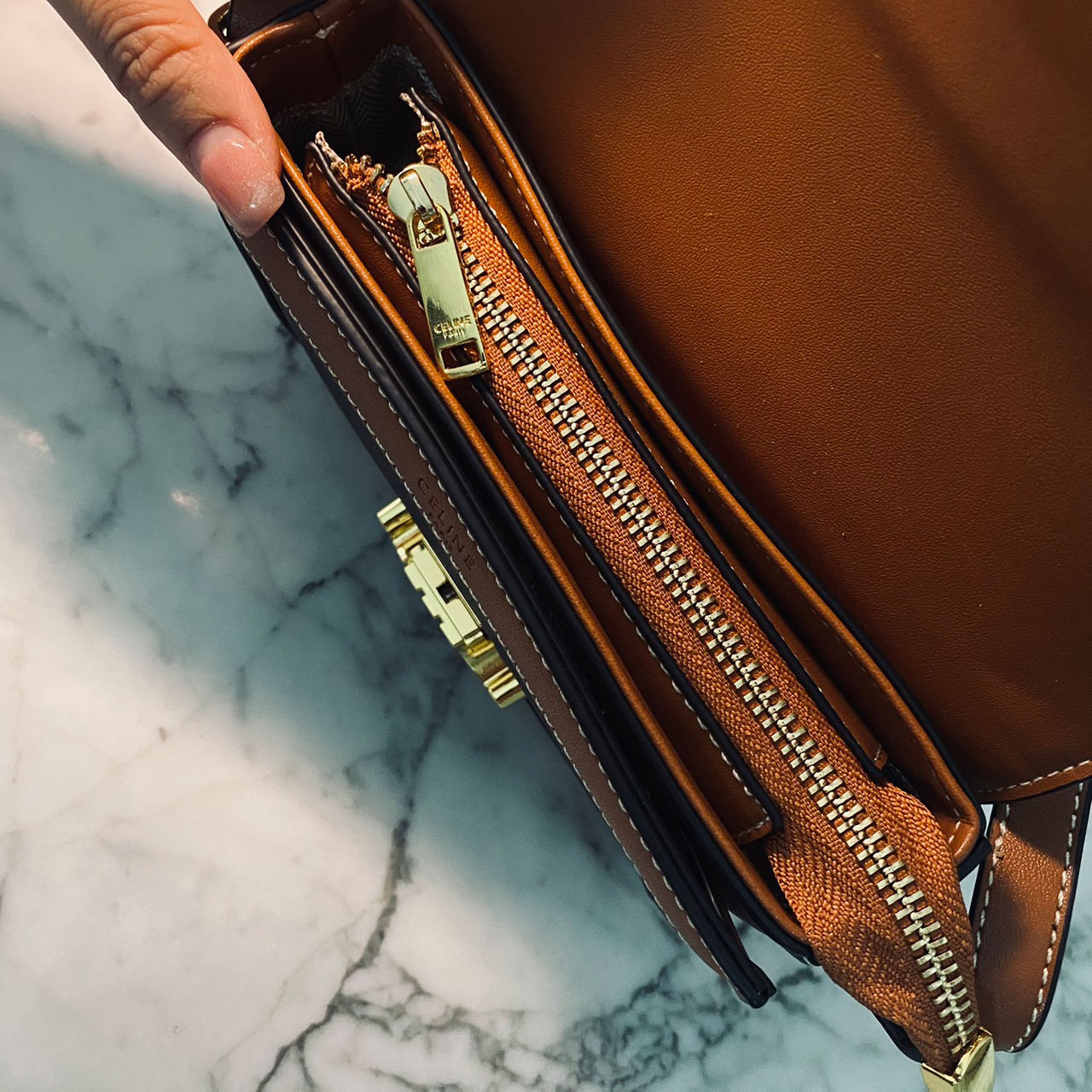 CELINE Teen Triomphe Bag 20cm กระเป๋าสะพายรุ่นยอดนิยม งานสวยอยู่ทรง ไม่มีไม่ได้เลยกับไอเท็มสุดคลาสสิค เนเชอรัลโทน ดูดี ดูแพง -- รับตัวแทนกระเป๋า