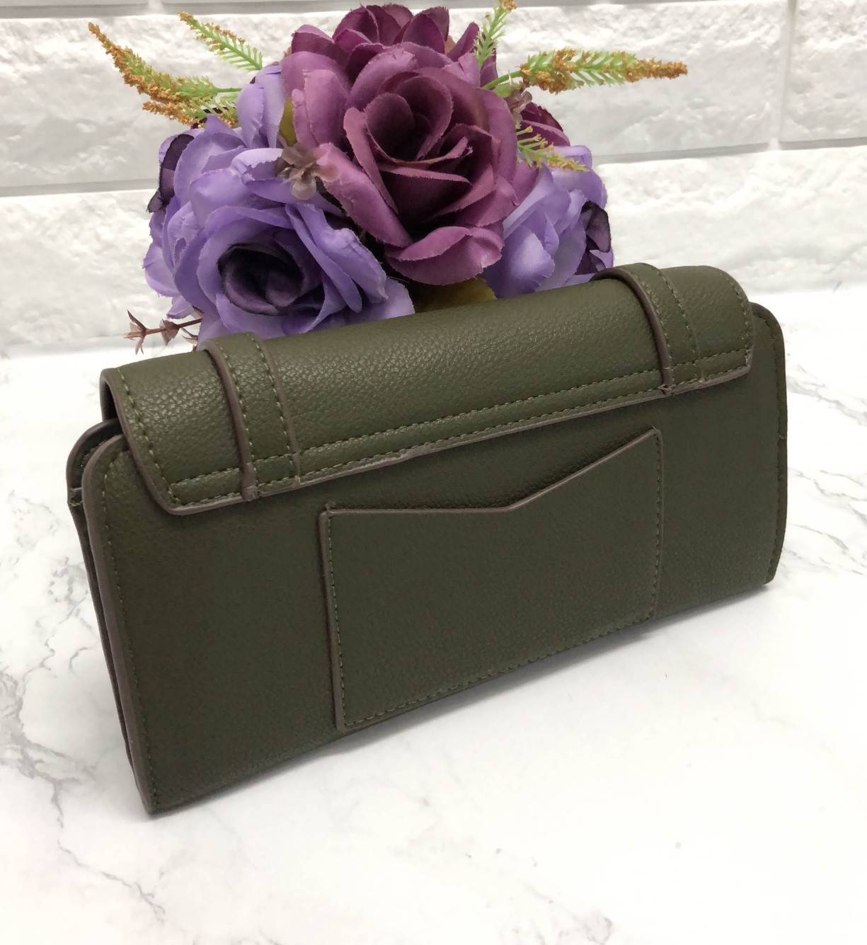 New arrival !!! CHARLES & KEITH STRAP DETAIL LONG WALLET BAG พร้อมส่งกระเป๋าสตางค์รุ่นใหม่ชนช็อป วัสดุหนังคาร์เวียสวย ดีไซน์เก๋แบบสายหนังคาดด้านหน้า เปิดปิดกระเป๋าแบบแม่เหล็ก ภายในมีช่องใส่ธนบัตร และช่องใส่บัตรถึง 10 ช่อง มีช่องซิปกลาง ด้านหลังกระเป๋ามีช่