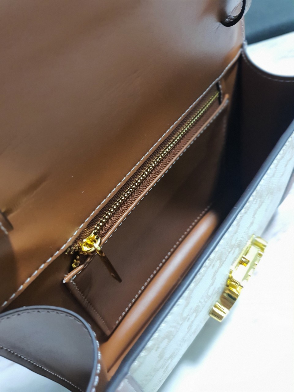 CELINE WOC BAG VIP GIFT WITH PURCHASE (GWP) พรีเมี่ยมกิ๊ฟ Limited Edition จาก PERFUME DUTYFREE COUNTER กระเป๋าทรง CROSSBODY วัสดุหนังทั้งใบตกแต่งขอบสีน้ำตาล ด้านในเปิดปิดด้วยปุ่มบีบโลโก้แบรนด์ มีช่องของโล่งกว้าง พร้อมช่องซิปอีกช่อง มาพร้อมสายสะพายหนังถอดแ