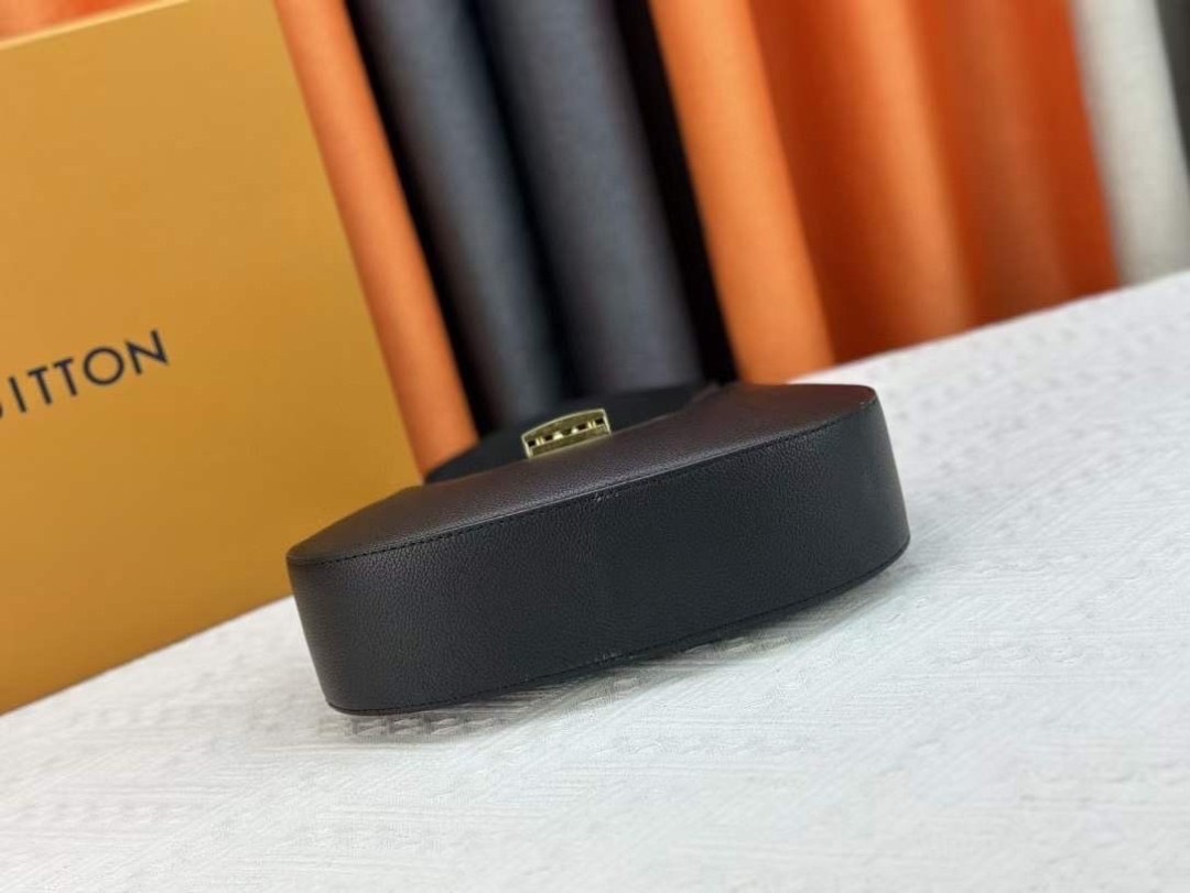 LV Low Key Shoulder Bag กระเป๋าถือดีไซน์เรียบหรูสไตล์ quiet luxury ตกแต่งแม่กุญแจ LV เกรดออริ 1:1 ใช้งานต่างประเทศได้