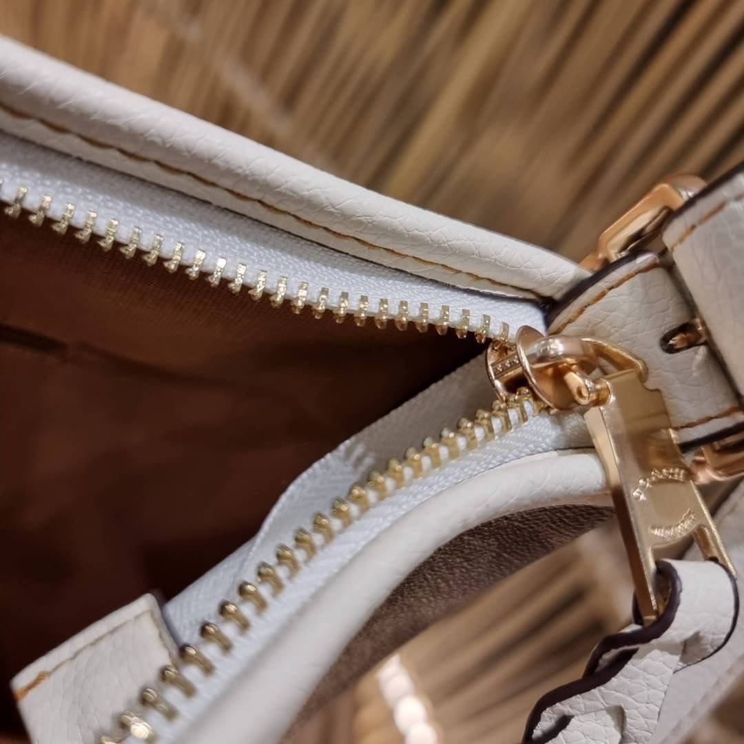 OUTLET 】COACH C4112 COACHxPEANUTS VAL DUFFLE IN SIGNATURE CANVAS WITH VARSITY PATCHES ใหม่ล่าสุด กระเป๋าทรงดัฟเฟิล ที่มาพร้อมเหล่าผองเพื่อนสนูปพี สวยมีเอกลักษณ์ ทรงกระเป๋าไม่ซ้ำใคร แถมยังใส่ของได้จุใจไปอีก วัสดุหนังแคนวาสคุณภาพดี ด้านหลังมีช่องซิป กระเป๋า