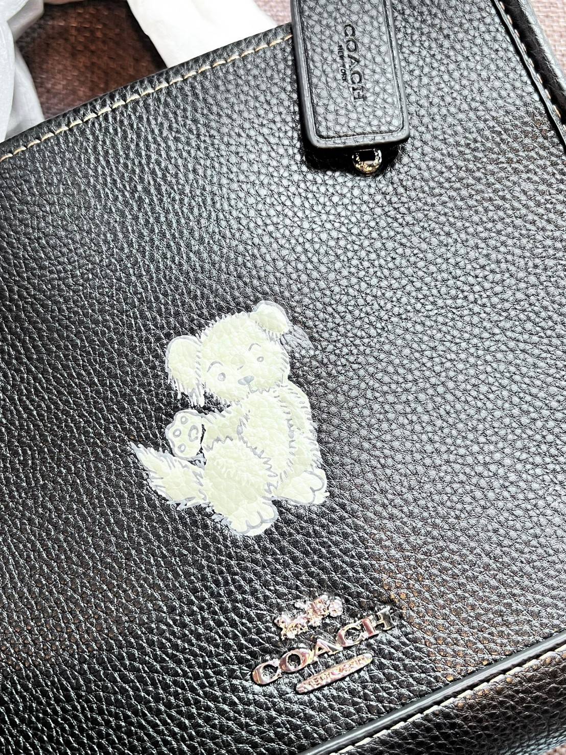 COACH DEMPSEY TOTE WITH HAPPY DOG ((CD448)) 🐶 รุ่นใหม่ล่าสุด น้องหมาน่ารักมากๆค่ะ! ยังไม่เข้าไทย กับกระเป๋าDempsey tote รุ่นใหม่ล่าสุด ที่ออกแบบด้านหน้ารูปสุนัขซุกซนเข้ามา ตรงใจใครหลายคนๆเลยทีเดียว หนังแท้อย่างดี หนังมีความนุ่มและนิ่มมากๆ หลงรักแน