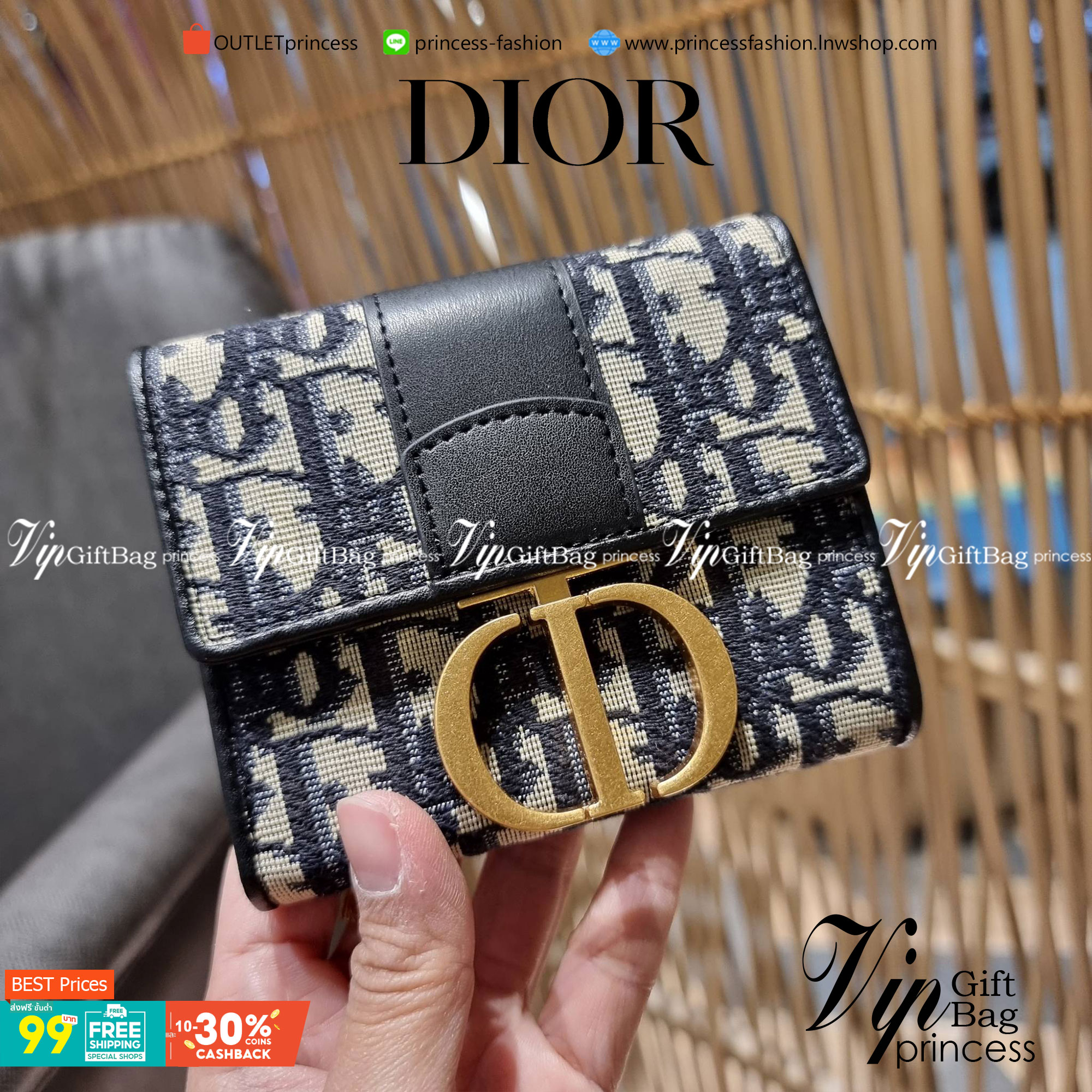 VIP 】CD TRIFOLD WALLET WITH GWP ที่สุดของความคลาสสิค กระเป๋าสตางค์ใบสั้นแบบพับ พรีเมี่ยมกิ๊ฟจากเคาน์เตอร์ วัสดุผ้าแคนวาสปักลาย สลับหนังแท้ภายใน โลโก้สีทองเหลือง สวยวินเทจ โดดเด่นเป็นเอกลักษณ์ ภายในมีช่องใส่บัตร ใส่ธนบัตร ใส่เหรียญได้ คัดมาให้แบบปังๆ ต้องจ