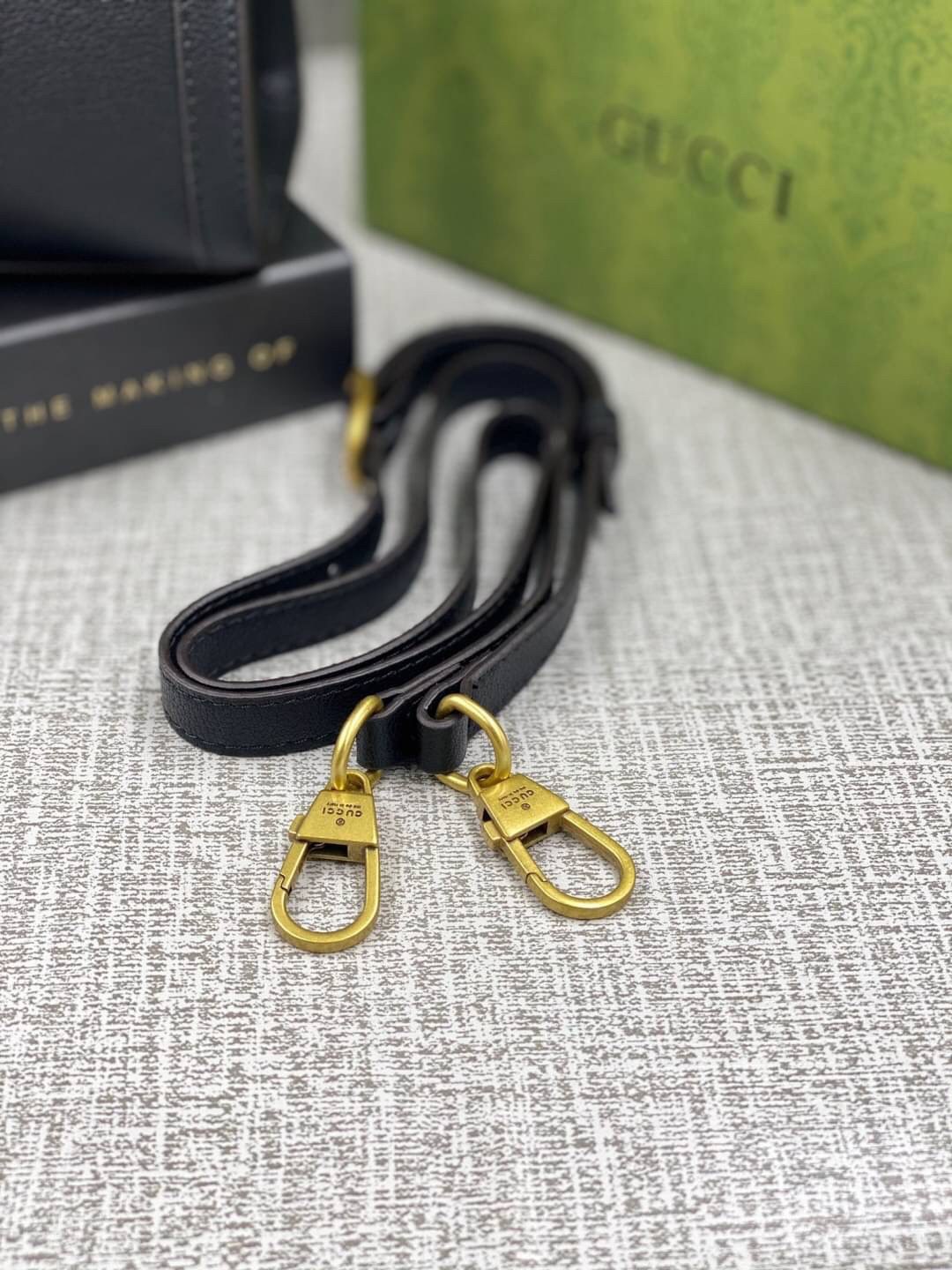 VIP GIFT 】หนังแท้ GUCCI Diana mini tote bag กระเป๋างานหูไม้ไผ่สุดคลาสสิก ดีไซน์มาใหม่พร้อมเข็ดขัดหนังสีสะท้อนแสงประดับตรงหูกระเป๋า ขนาดมินิกำลังน่ารักเลยค่ะ วัสดุหนังแท้ อะไหล่ทอง งานสวยตั้งอยู่ทรง มีสายสะพายยาว 1เส้น สามารถปรับระดับได้-ถอดได้ งานเก๋ไก๋ที