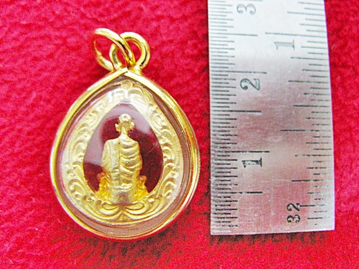 จี้สมเด็จโตทรงหยดน้ำเนื้อทองพ่นทรายล้อมเพชรเลี่ยมทองไมครอนพร้อมใบคาถาค่ะ