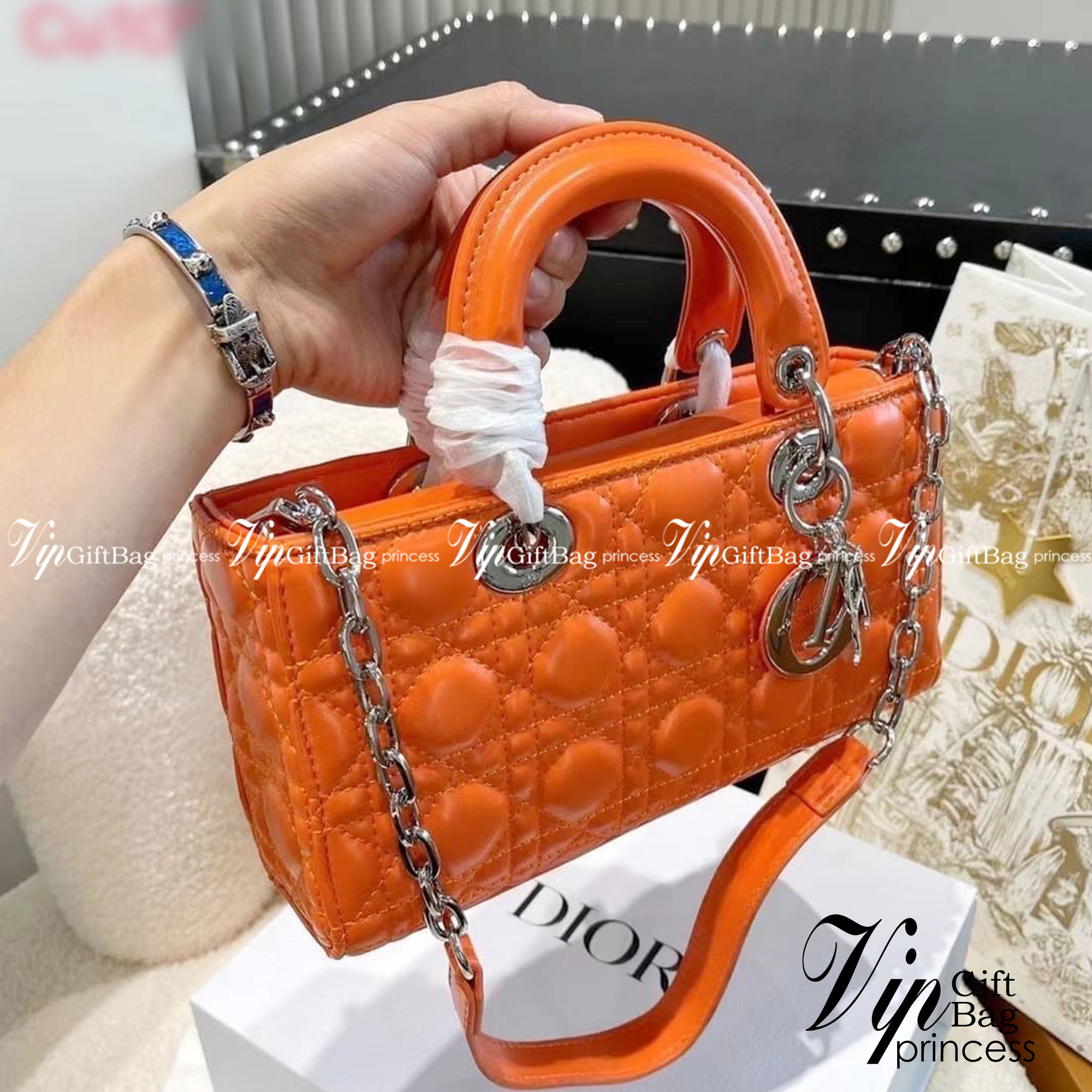 DIOR Lady D-Joy Bag Cannage Lambskin กระเป๋าสุดไอคอนิก รุ่นอมตะที่ตราตรึงในความทรงจำผู้คนทั่วโลก ถือแล้วดูหรู ดูแพง เป็นรุ่นที่ควรมี มีสายสะพายโซ่แบบถอดได้ ภาพสินค้าถ่ายจากงานขายจริง ใช้งานต่างประเทศได้